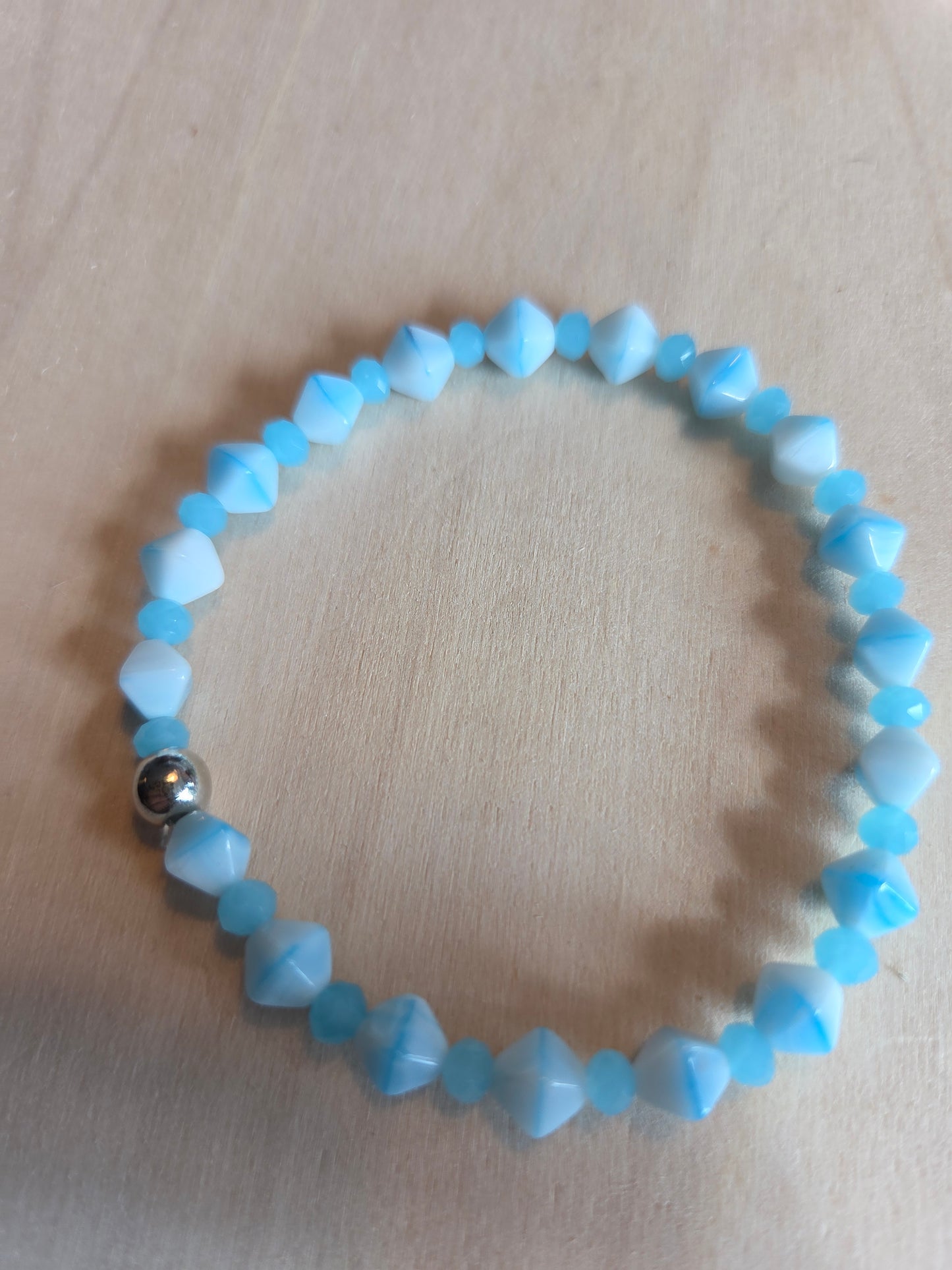 Armbänder Perlen hellblau mit Fischen