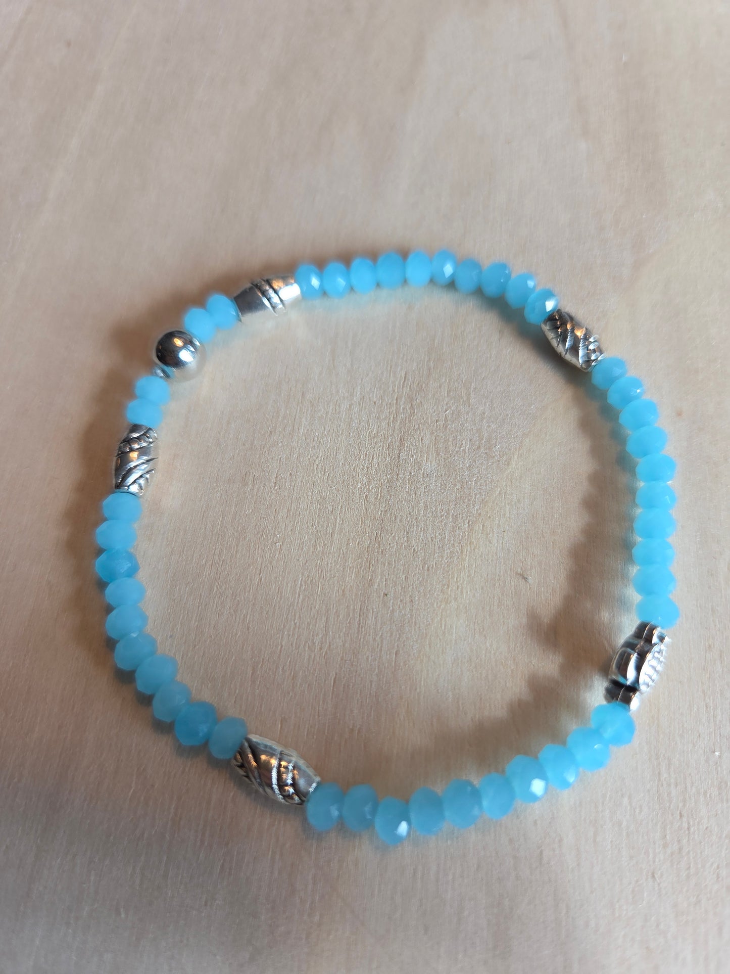 Armbänder Perlen hellblau mit Fischen