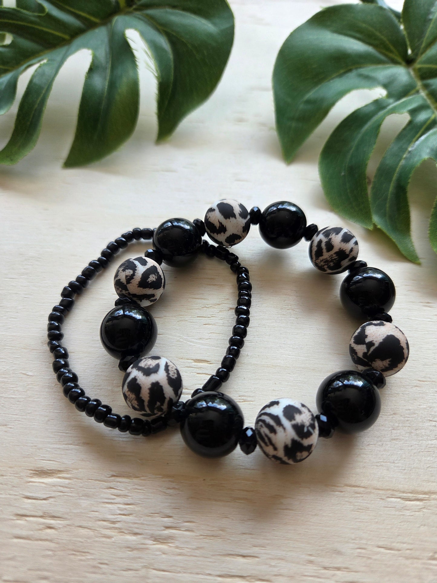 Armbänder 2er-Set Schwarz mit Leo braun