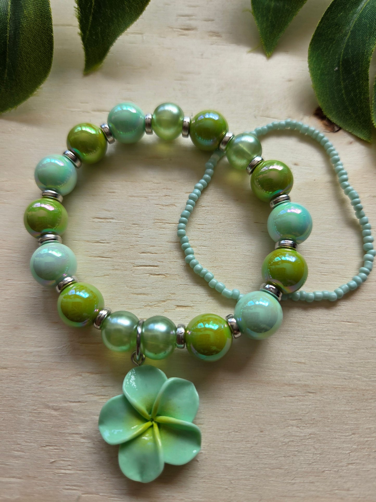 Armbänder Hibiskus Blüte grün 2er-Set