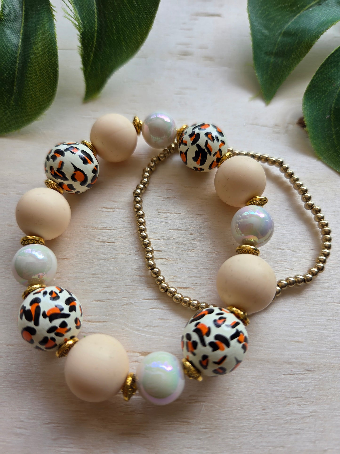 Armbänder mit Leo Perlen Beige/Weiß 2er-Set