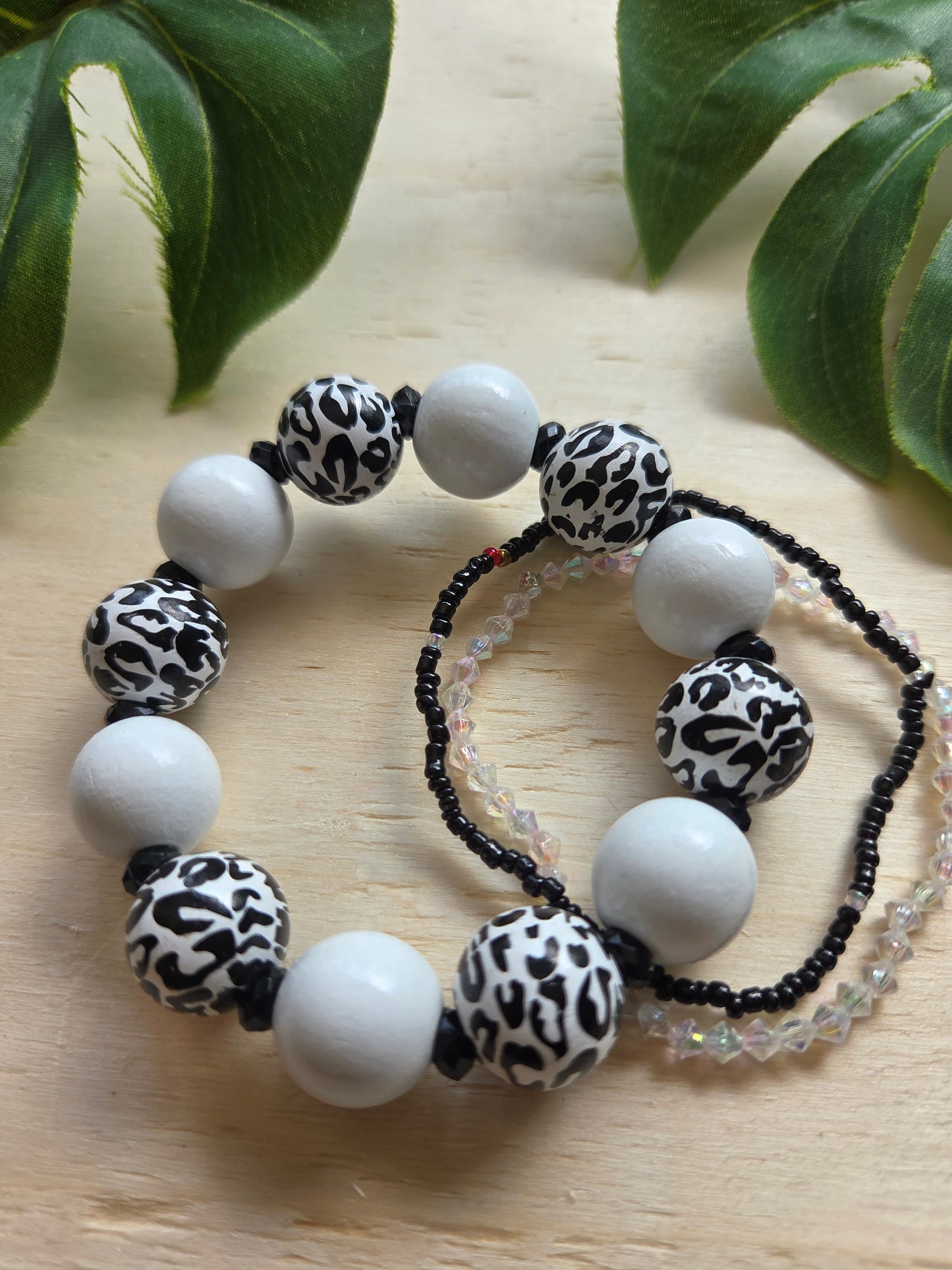 Armbänder mit Leo Kugeln schwarz/weiß 3er-Set