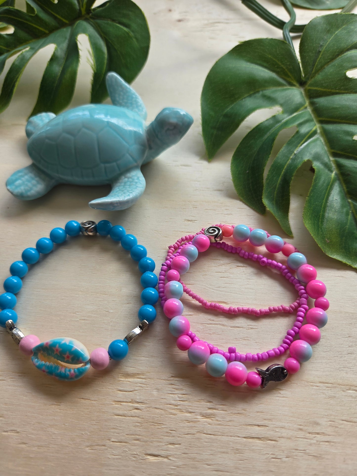Armbänder mit Muschel bunt 4er-Set