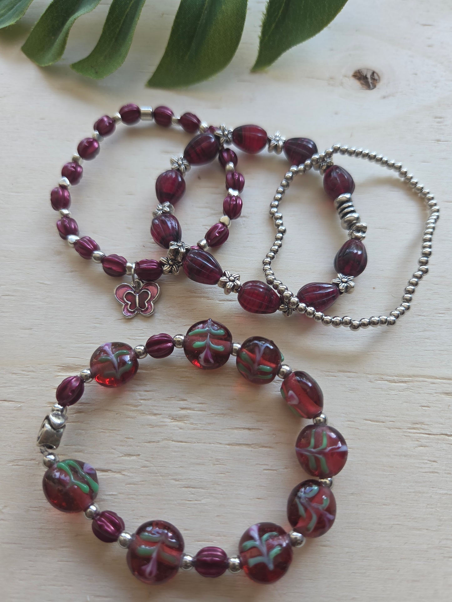 Armbänder Rot Glas mit Blüten 4er-Set