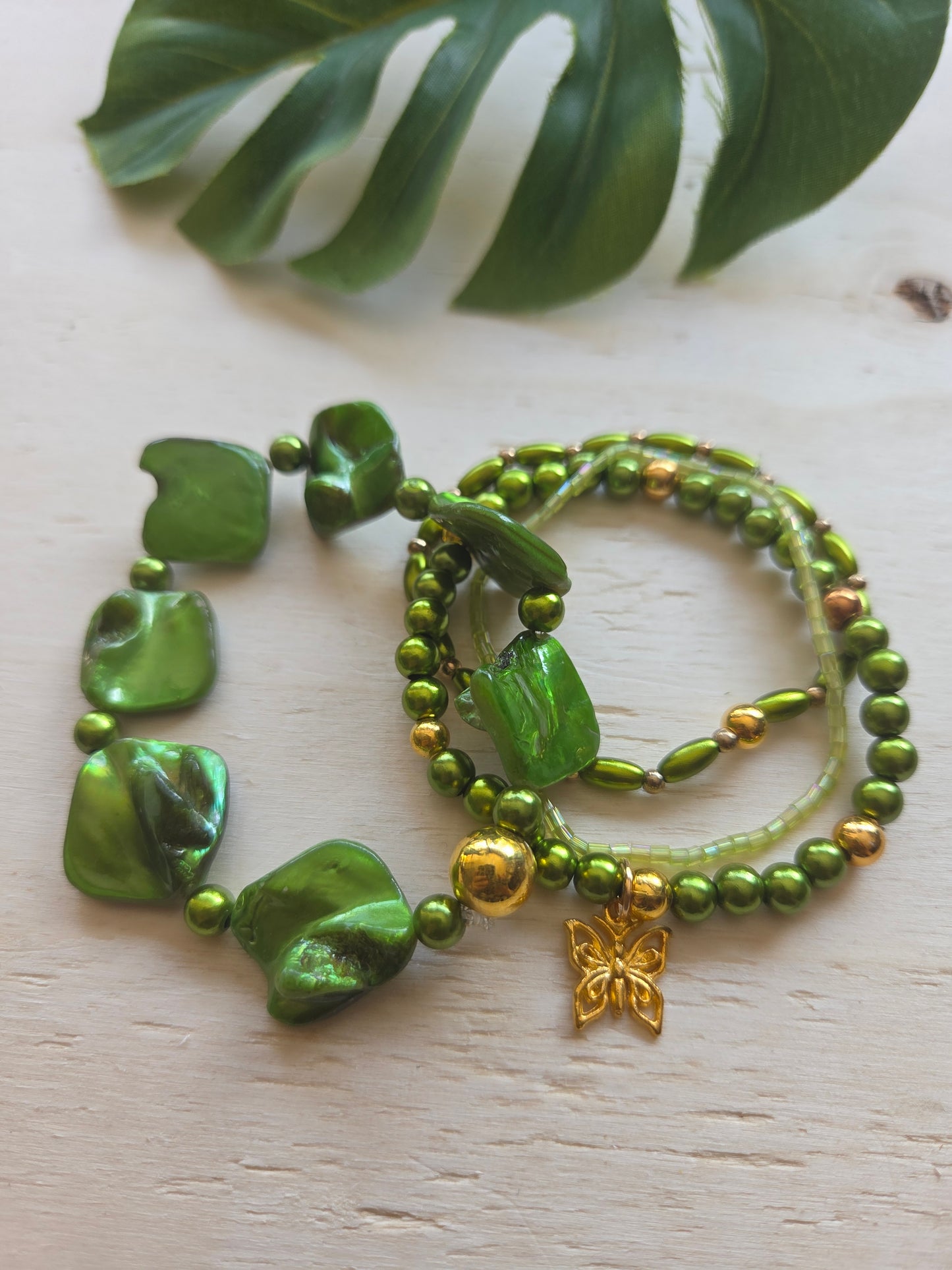 Armbänder Grün mit Perlen und Perlmutt 4er-Set