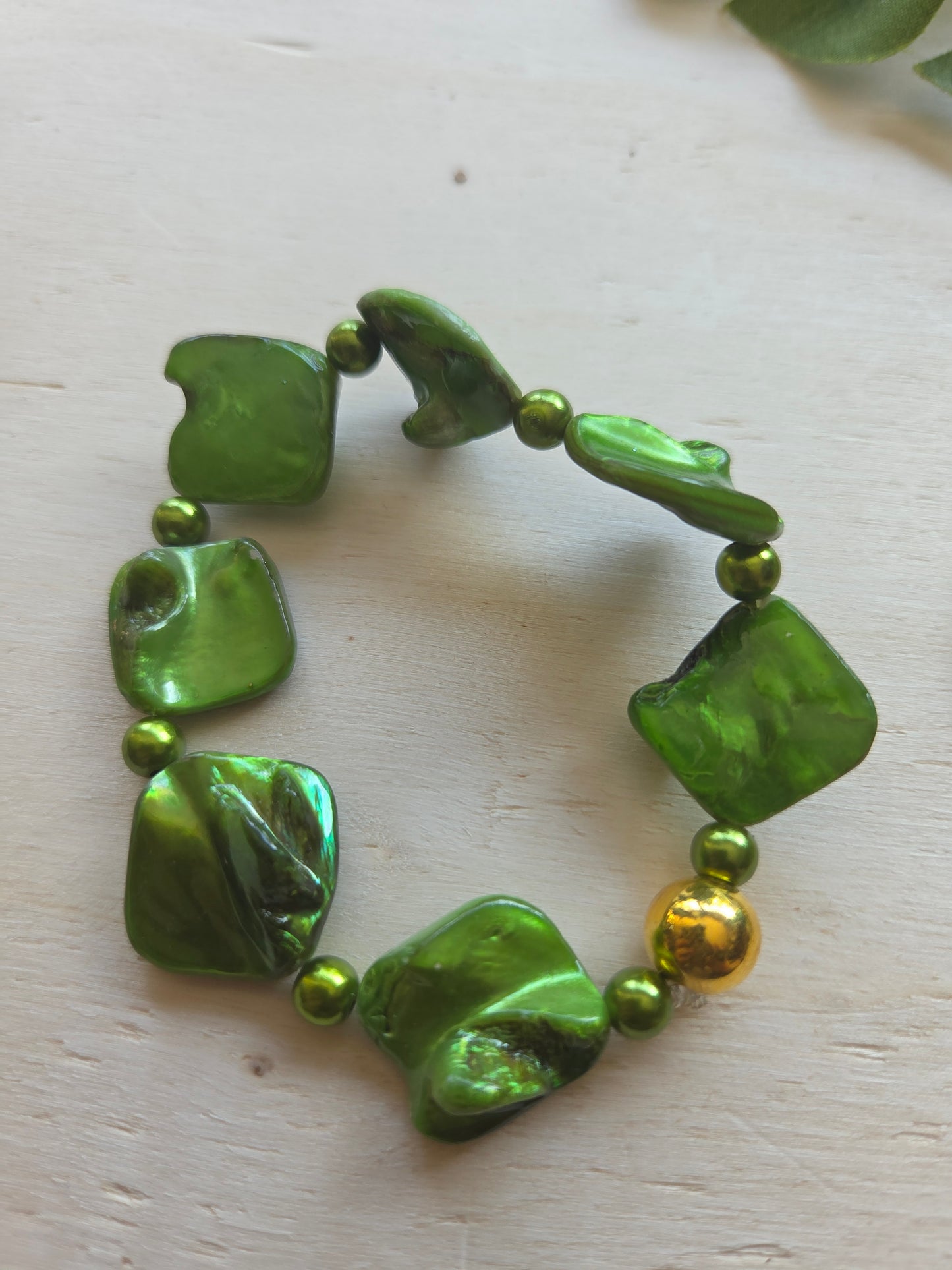 Armbänder Grün mit Perlen und Perlmutt 4er-Set