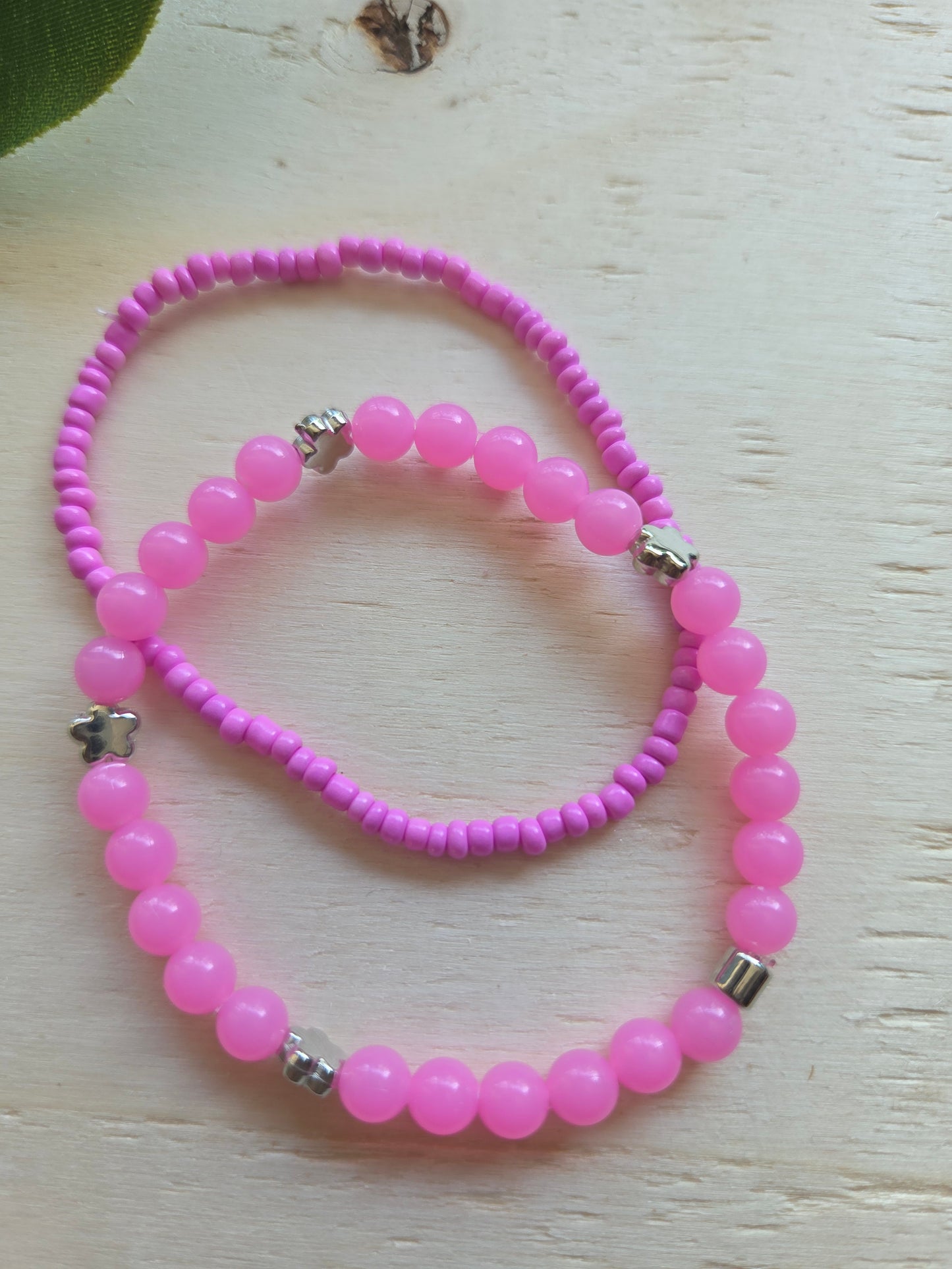 Armbänder Rosa/Grüne Perlen mit Blüten 4er-Set