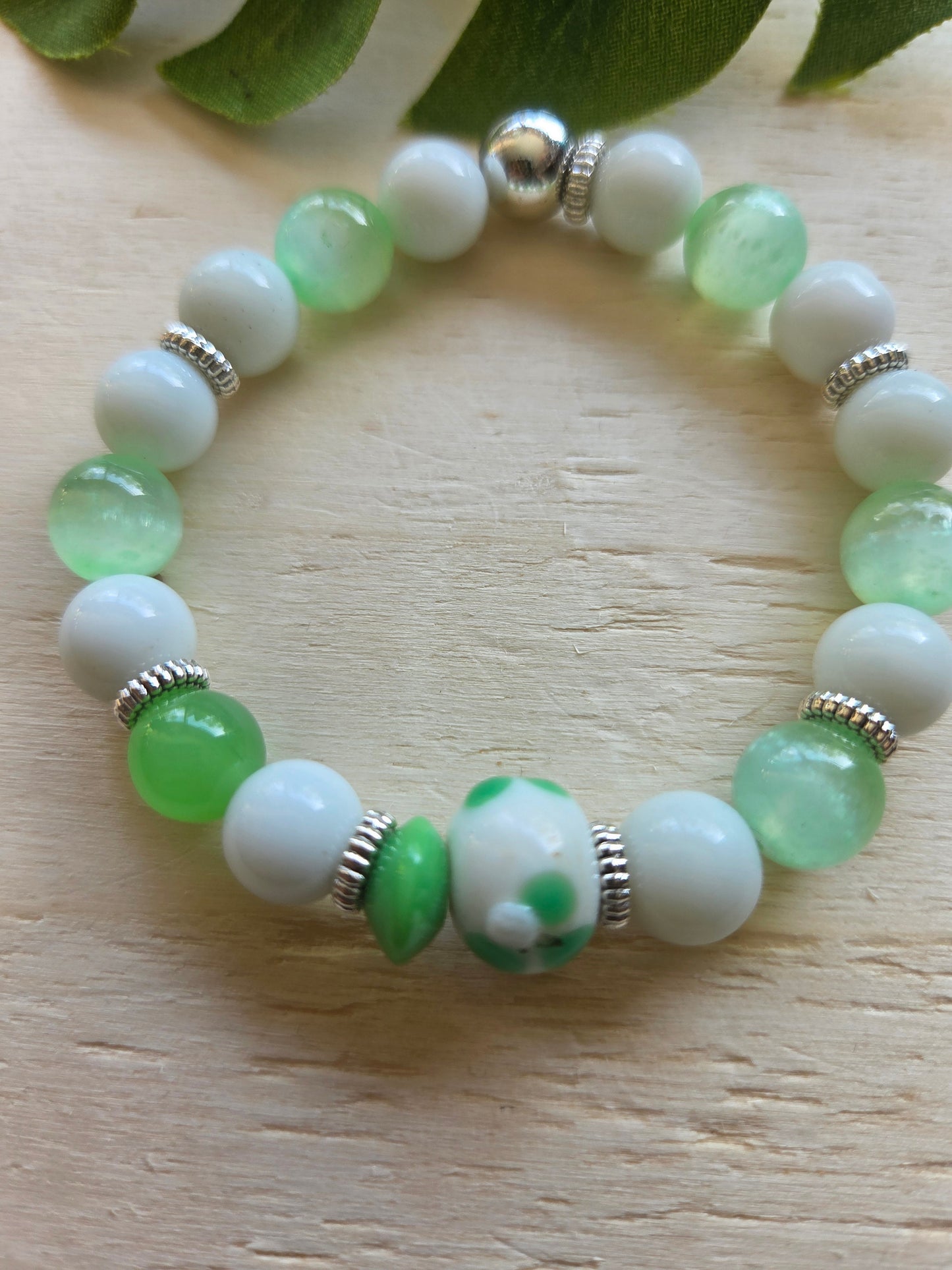 Armbänder grün/weiß 5er-Set mit Kleeblatt Perle