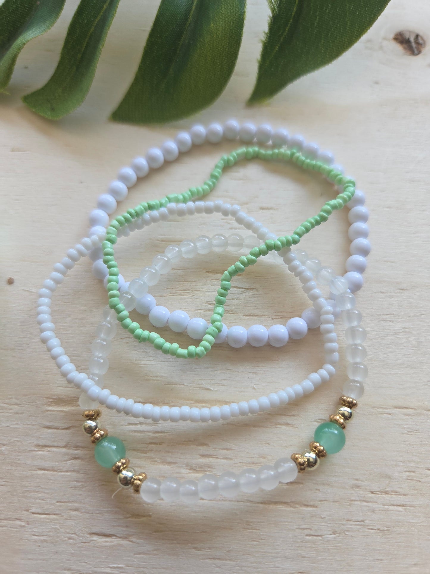 Armbänder grün/weiß 5er-Set mit Kleeblatt Perle