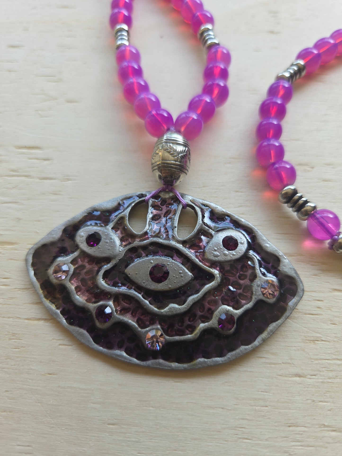 Halskette mit AH mit Lila Strass
