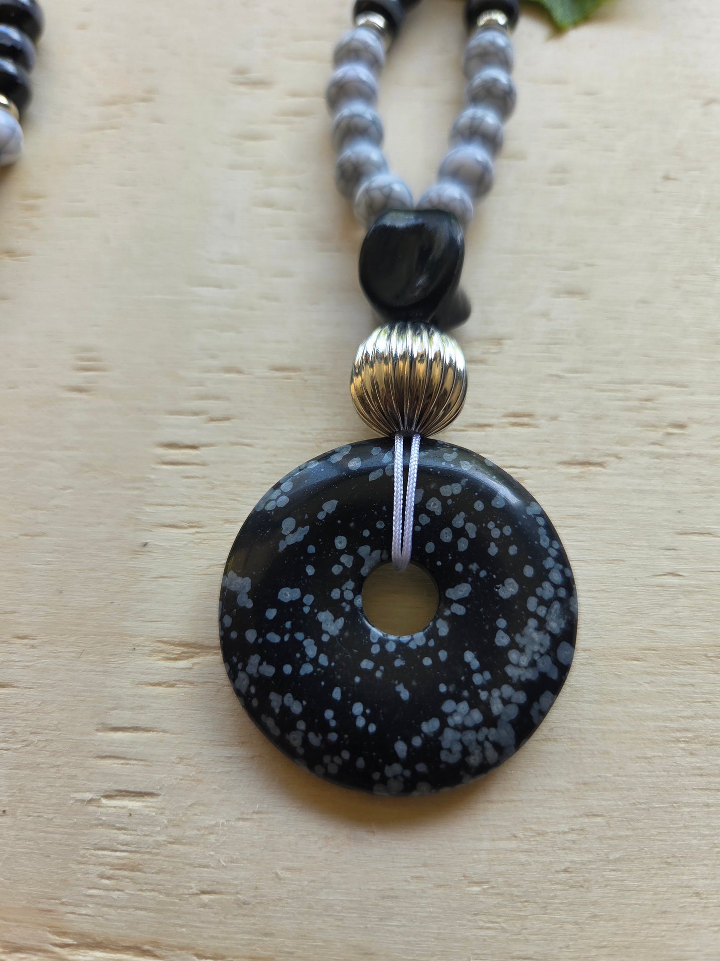 Halskette mit AH Donut Schneeflocke Obsidian