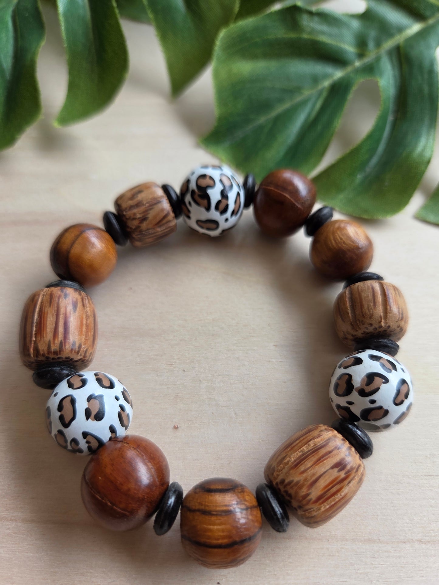 Armbänder mit Leo Kugeln Holz braun