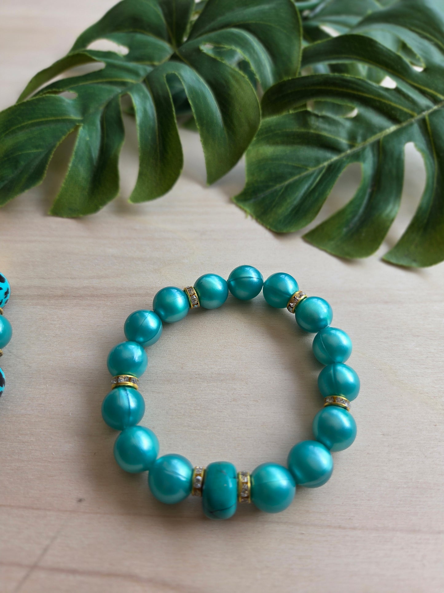 Armbänder Türkis mit Leo Perlen 2er-Set