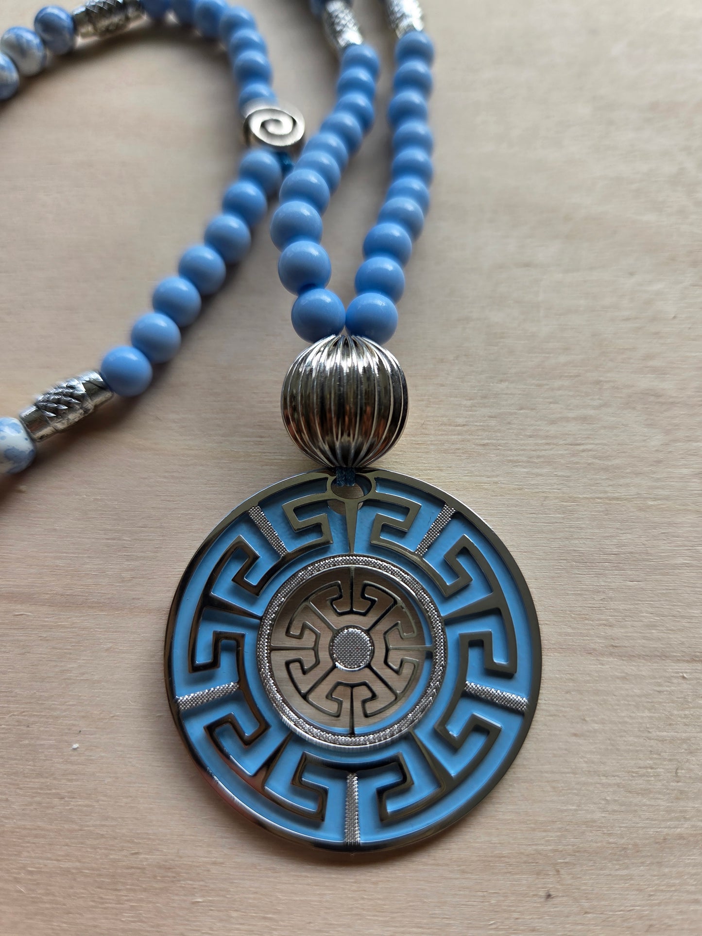 Halskette mit AH blau