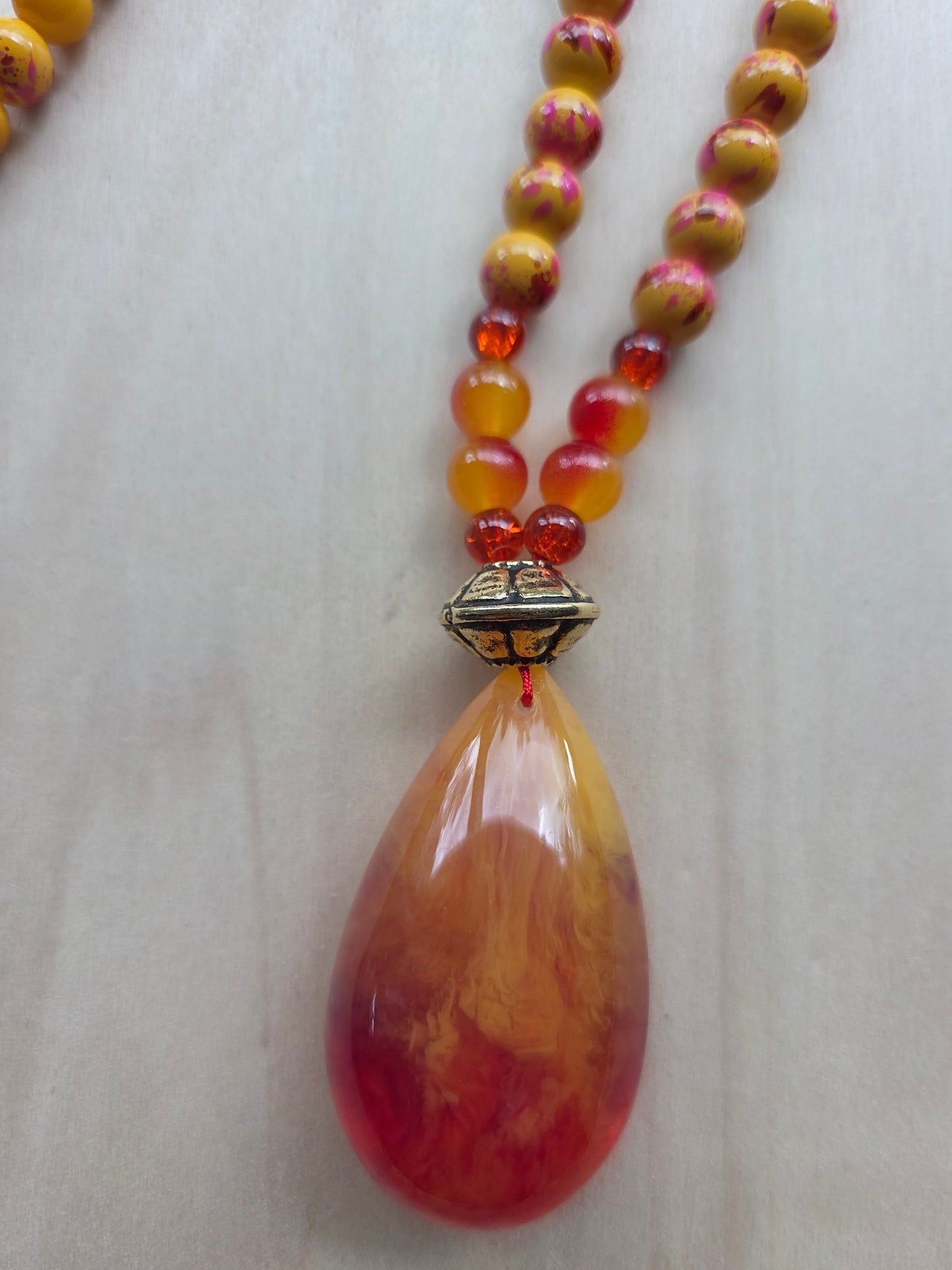 Halskette mit AH Tropfen Orange