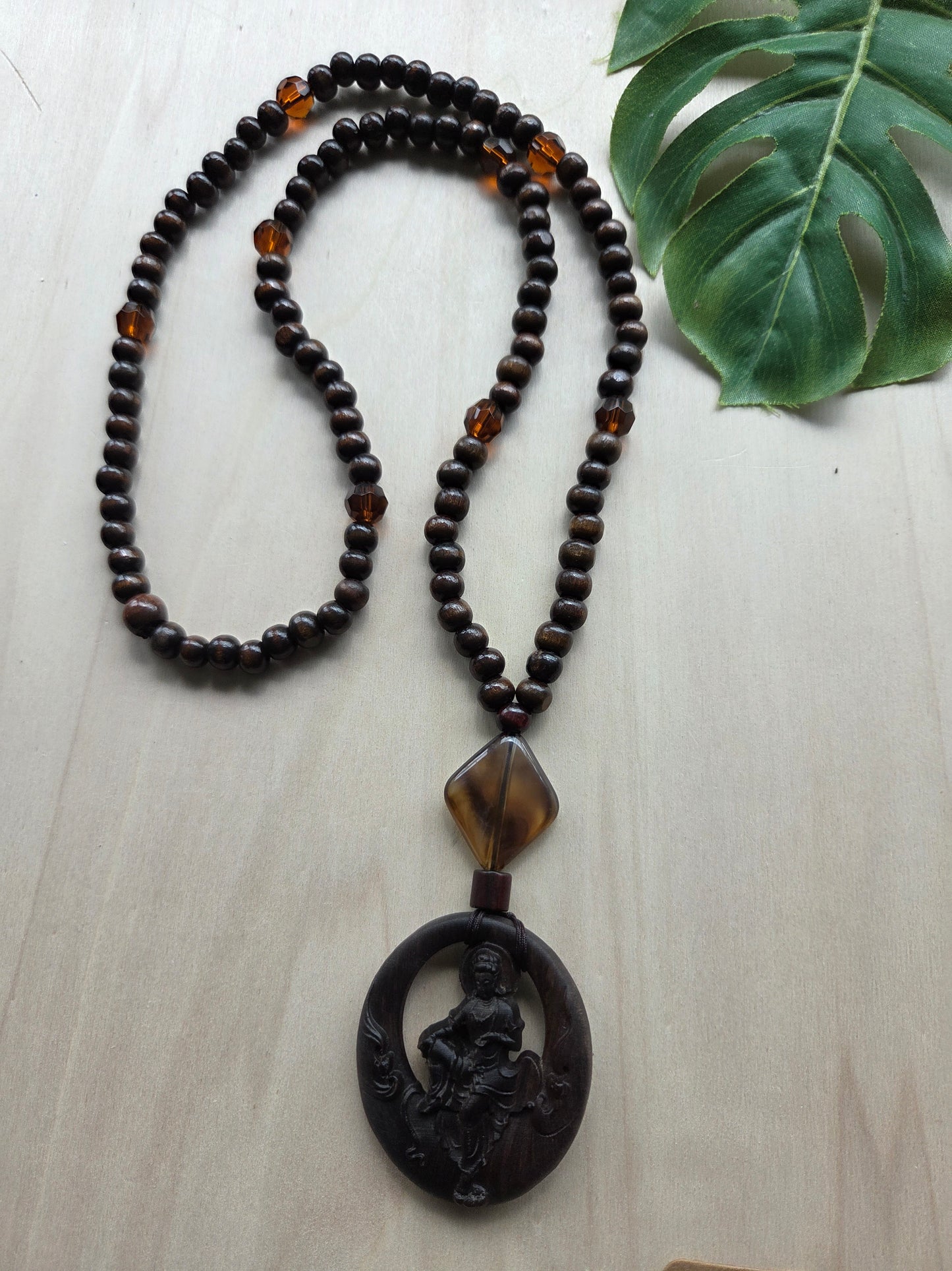 Halskette mit AH Buddha braun