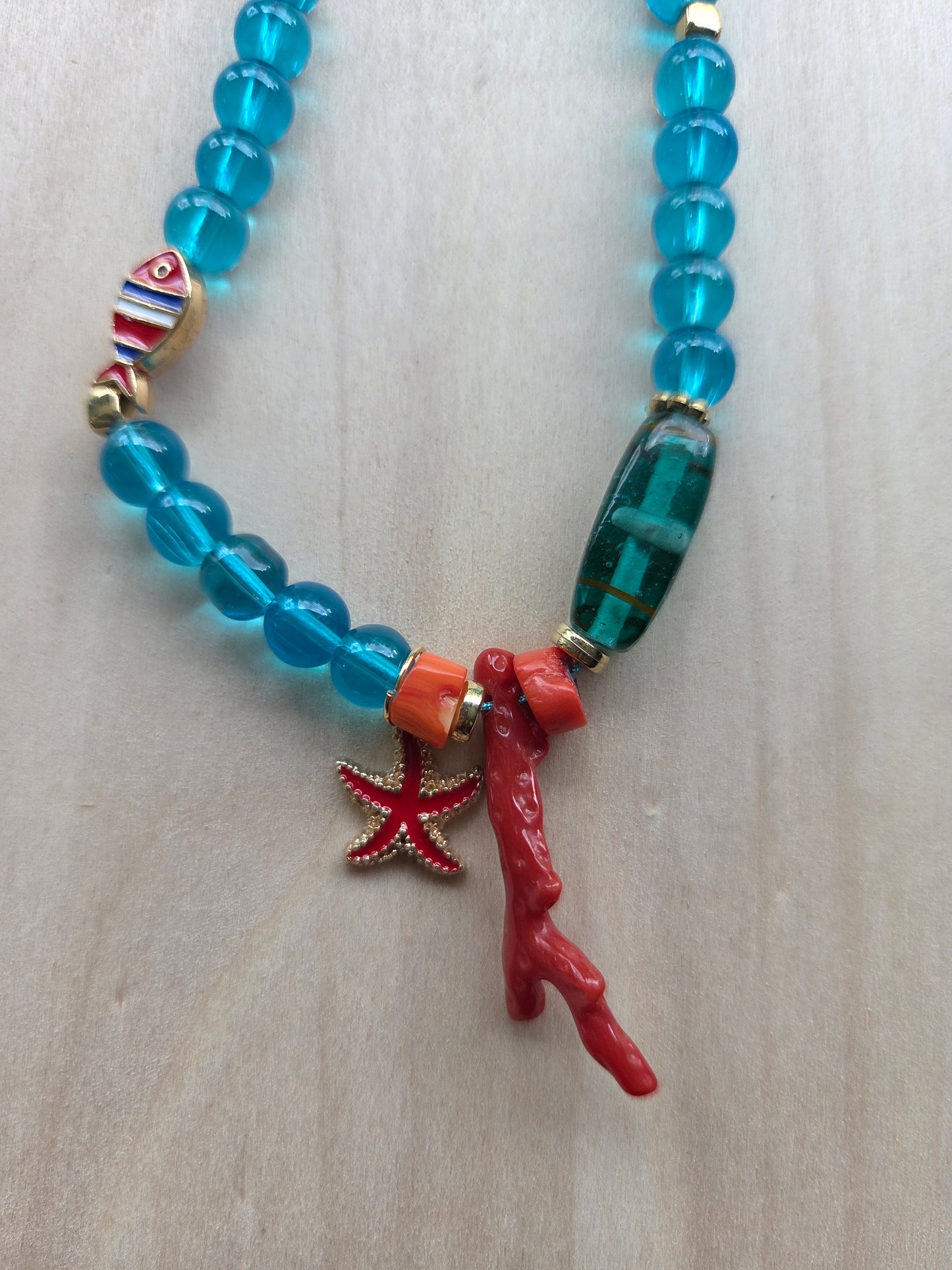 Halskette mit AH Meerestieren blau-bunt