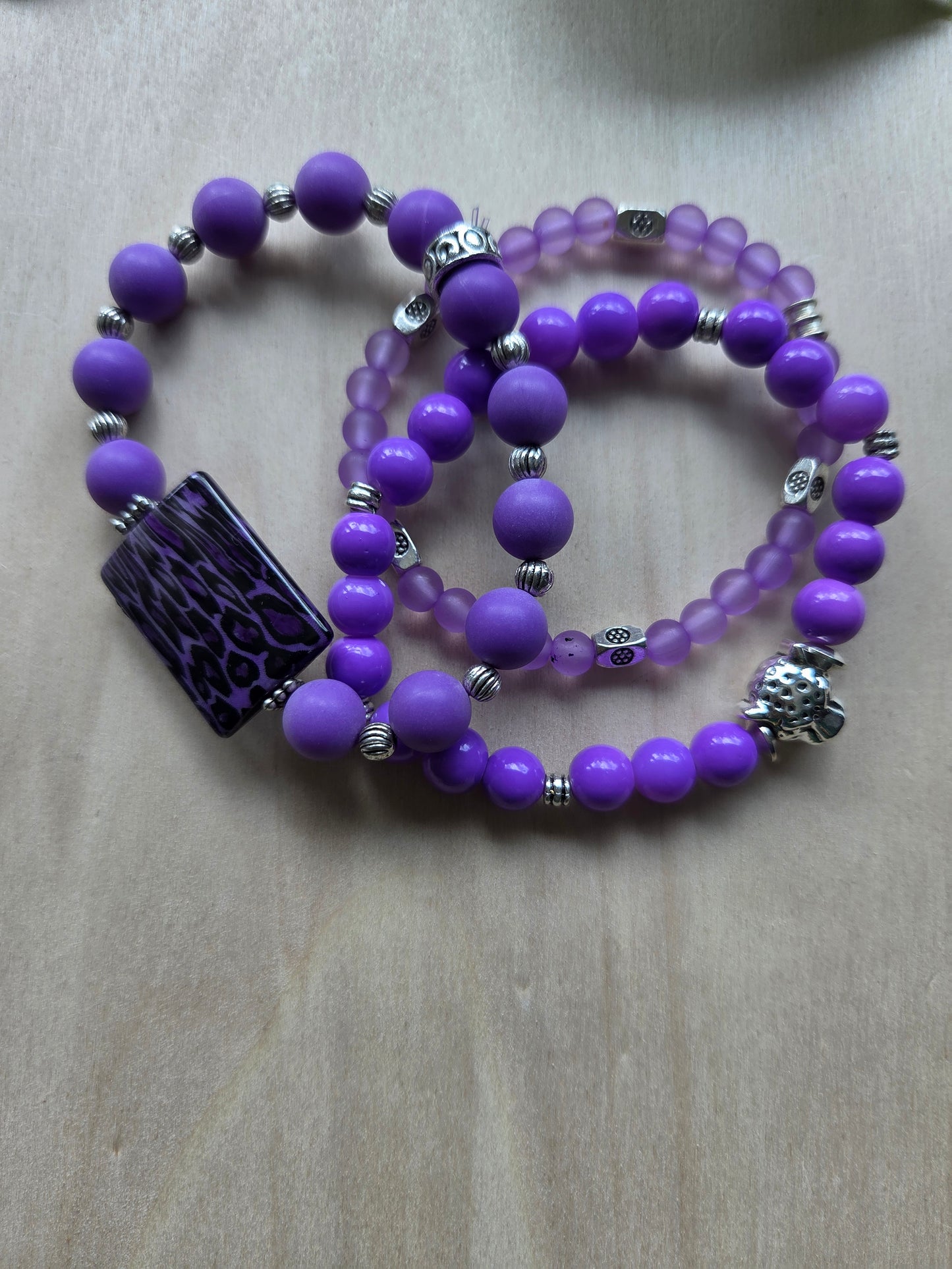 Armbänder Lila mit Leo Perle 3er- Set