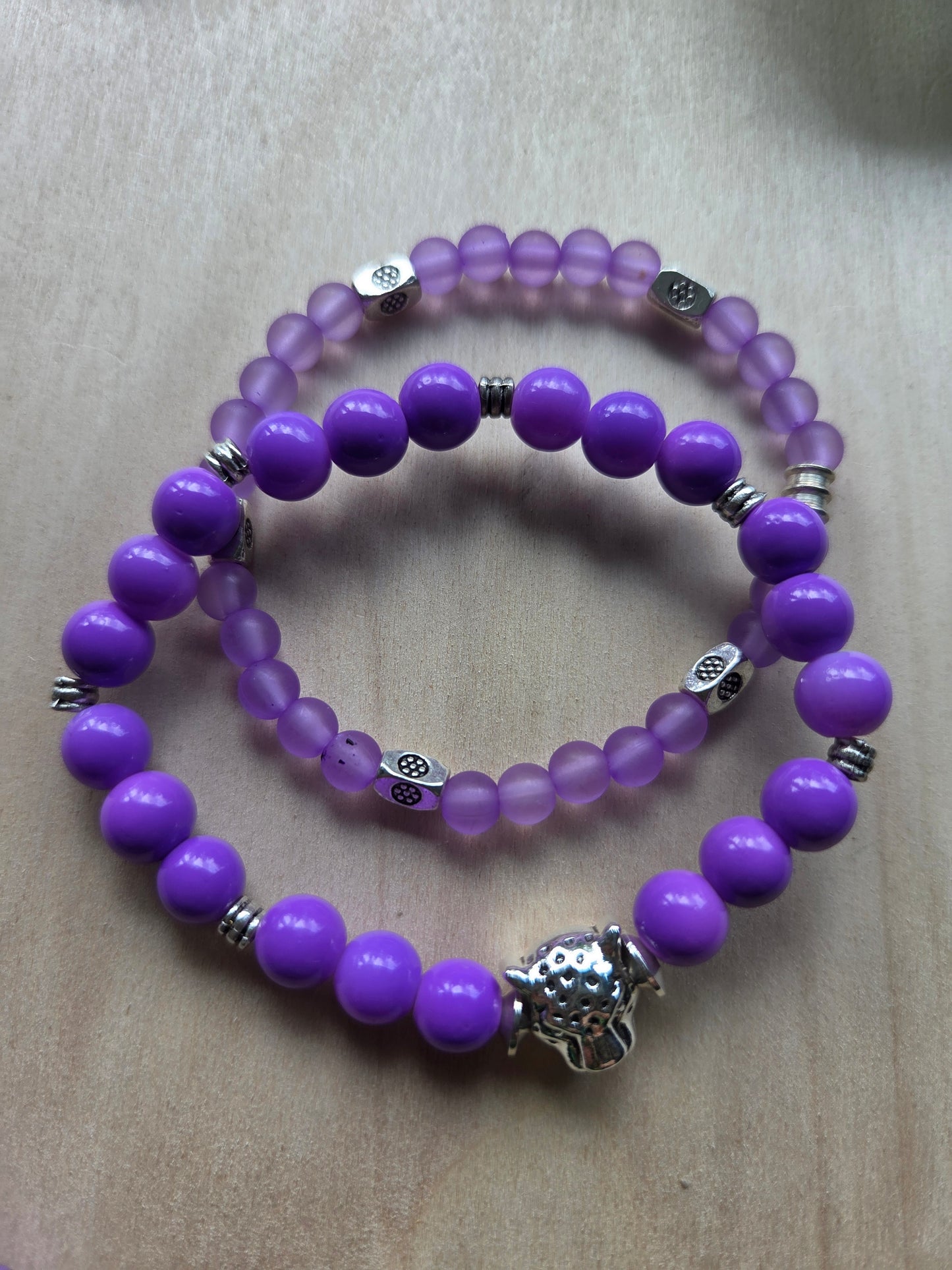 Armbänder Lila mit Leo Perle 3er- Set