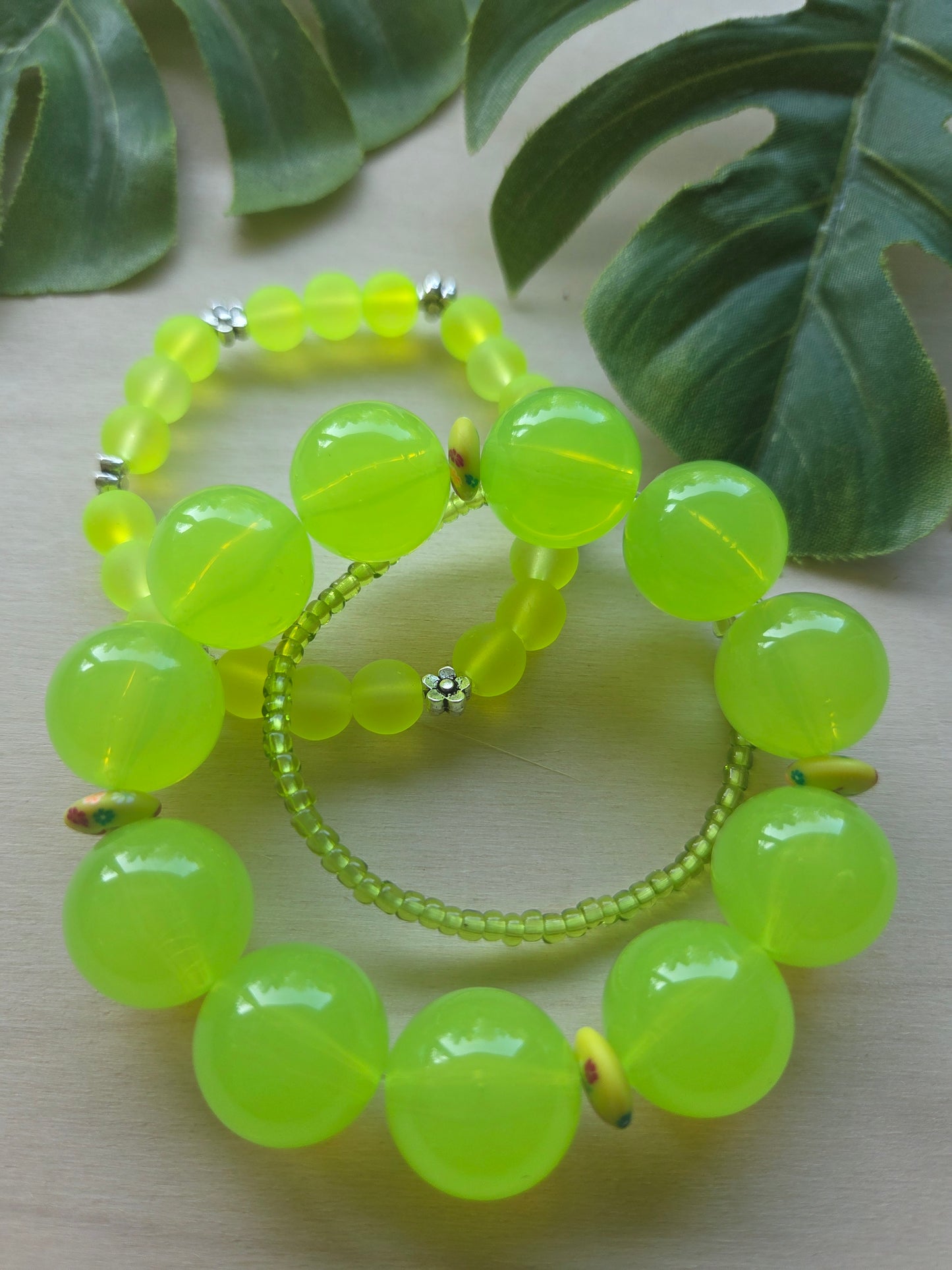 Armbänder Fb. Limonen grün mit Big Perlen /Blumen 3er-Set