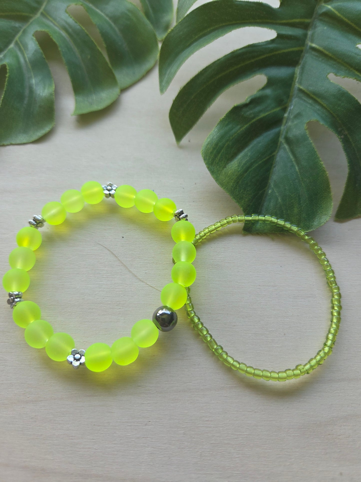 Armbänder Fb. Limonen grün mit Big Perlen /Blumen 3er-Set