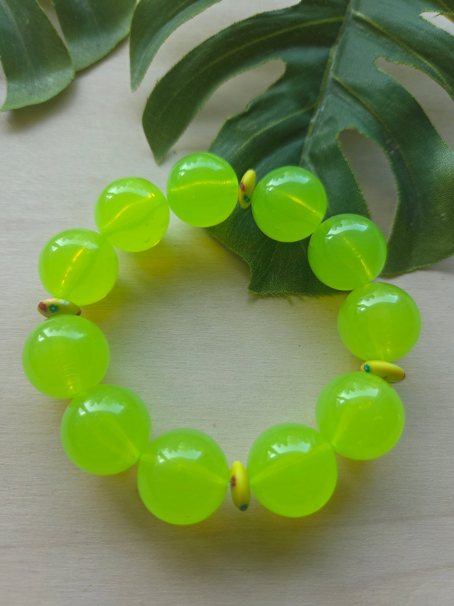 Armbänder Fb. Limonen grün mit Big Perlen /Blumen 3er-Set