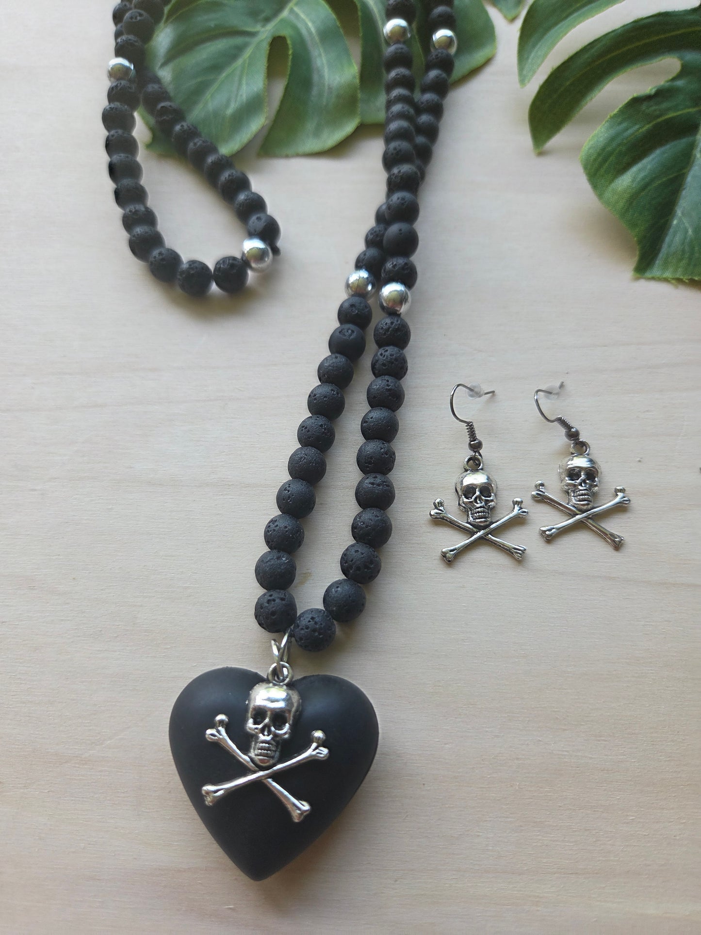 Halskette mit Herz Totenkopf und Ohrringen