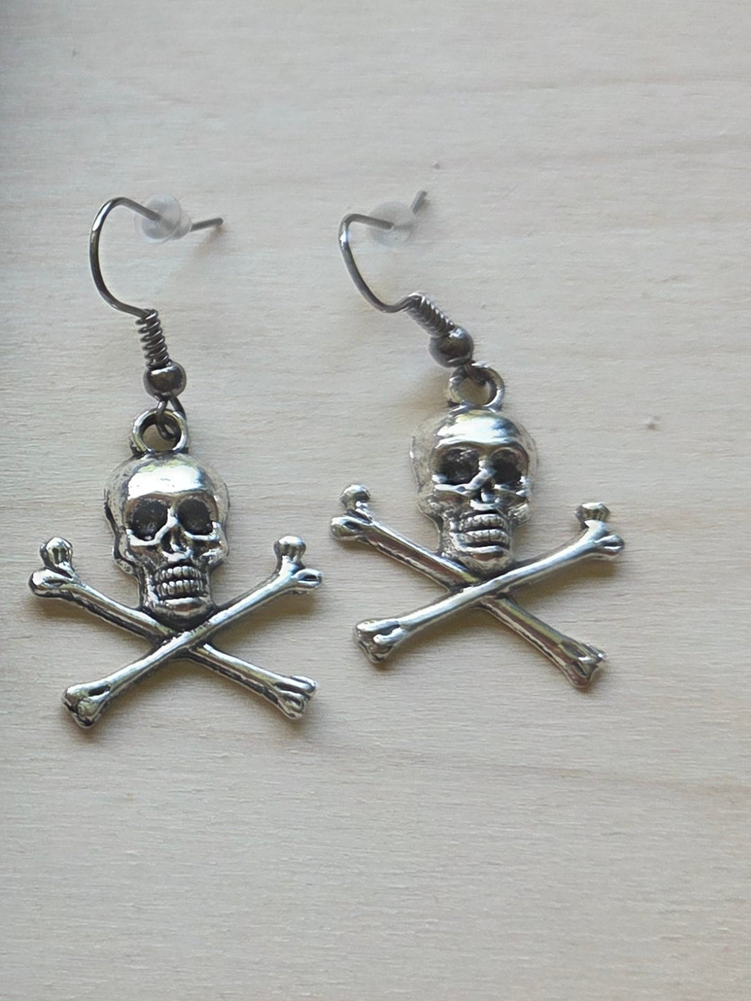 Armband schwarz mit AH Totenkopf und Ohringe