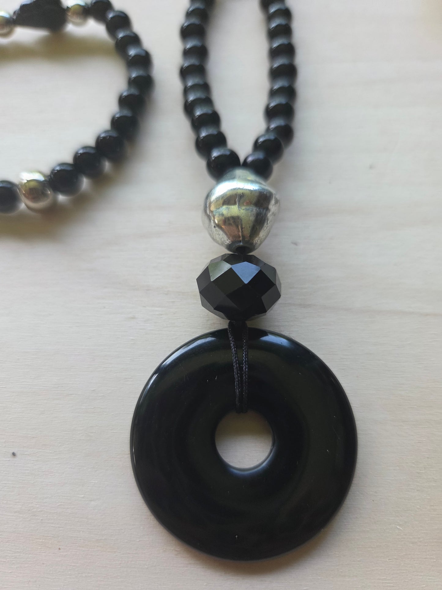 Halskette mit Anhänger Donut schwarz