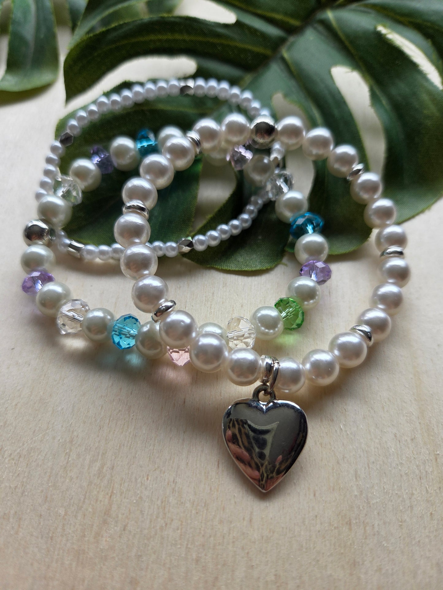 Armbänder weiß mit AH Herz und bunten Glas Perlen 3er- Set