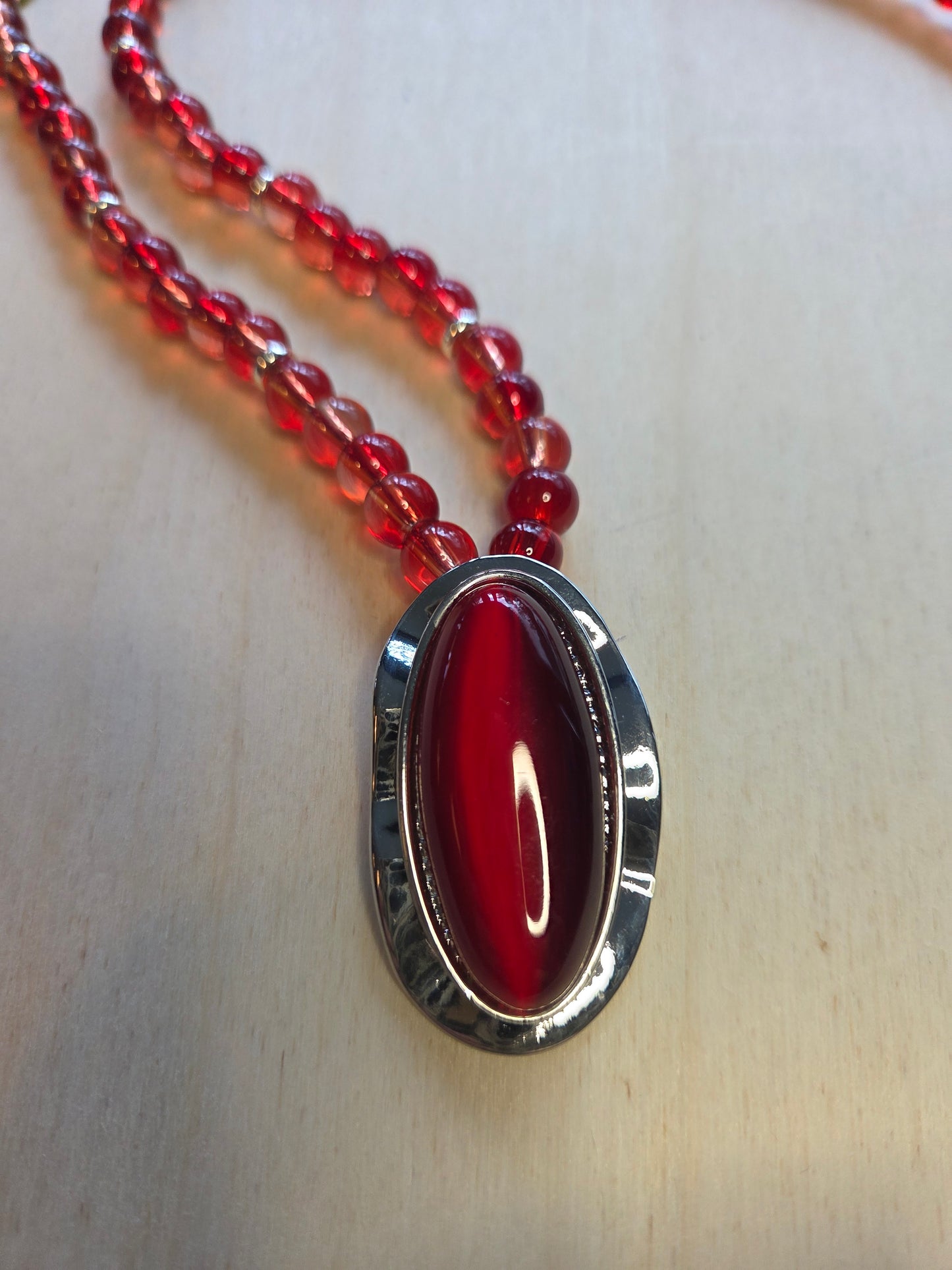 Halskette mit AH Roter Stein