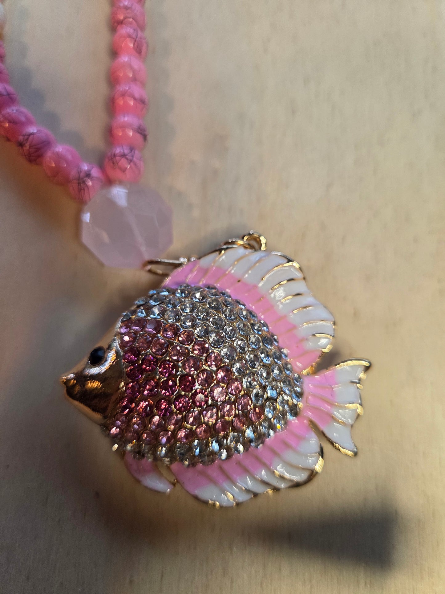 Halskette mit AH Fisch Rosa