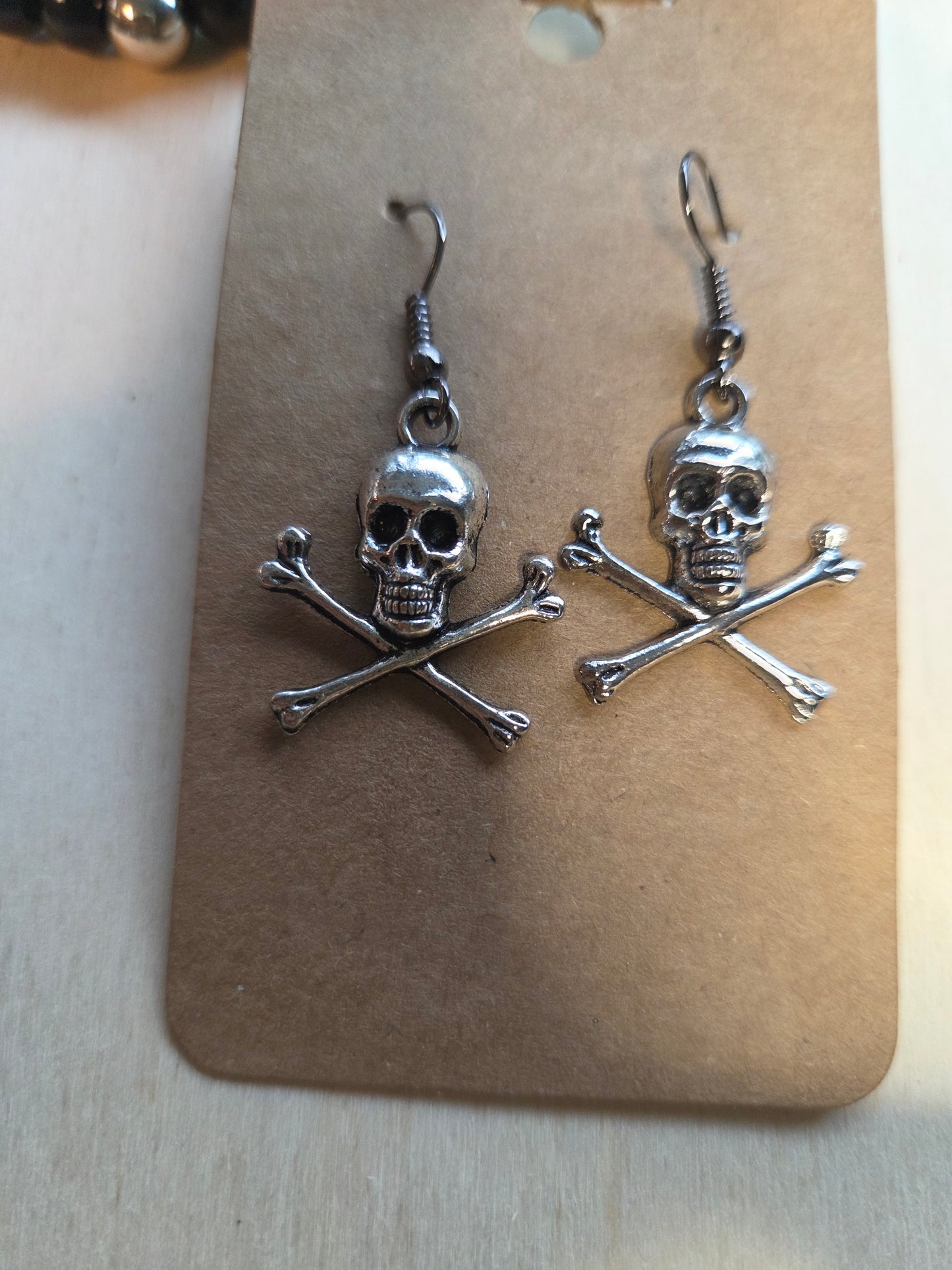 Halskette mit Totenkopf schwarz und Ohrringen