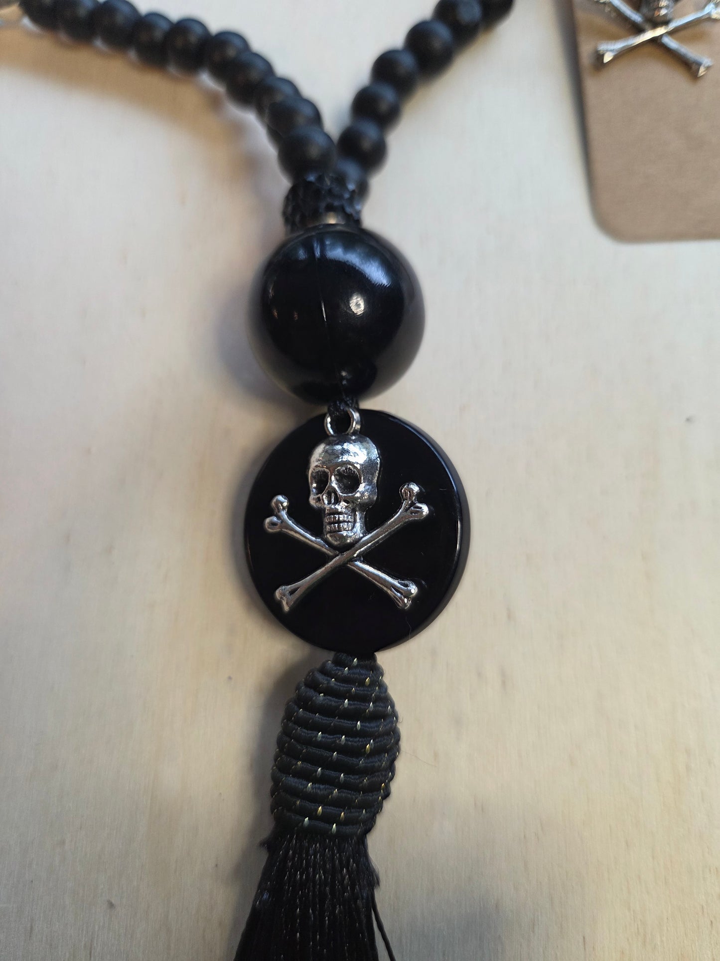 Halskette mit Totenkopf und Ohrringen