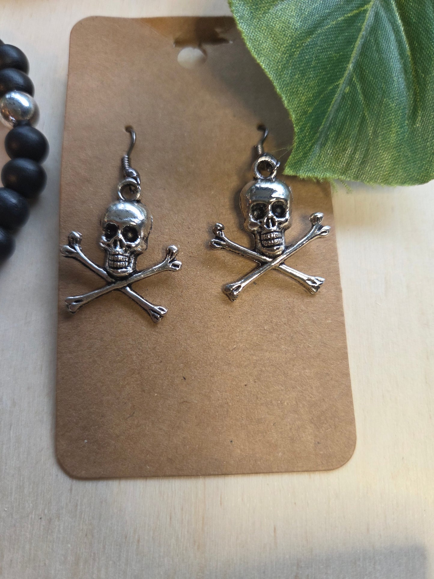 Halskette mit Totenkopf und Ohrringen