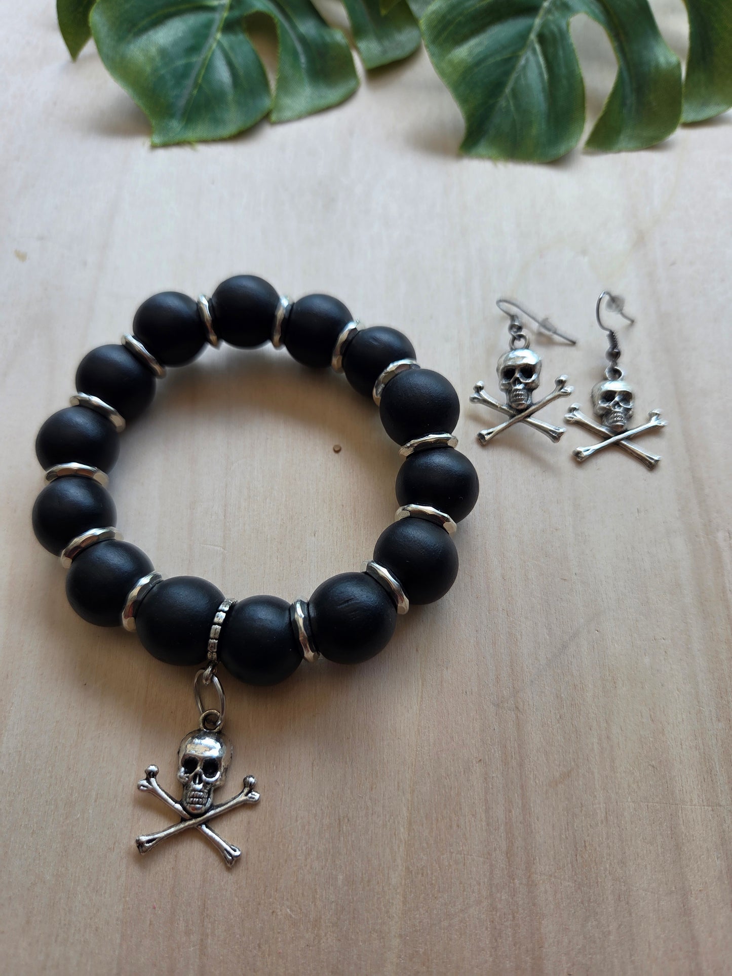 Armbänder Große Perlen schwarz mit Totenkopf und Ohringen