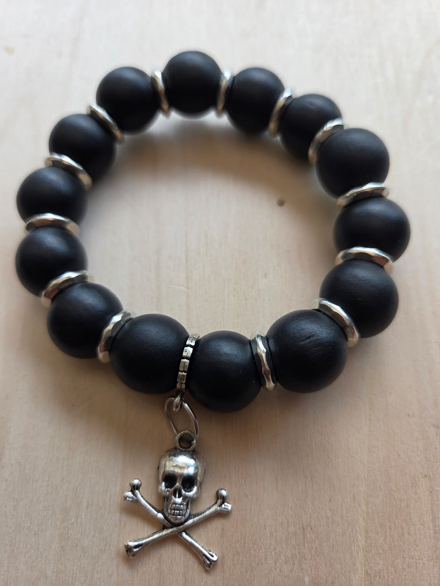 Armbänder Große Perlen schwarz mit Totenkopf und Ohringen