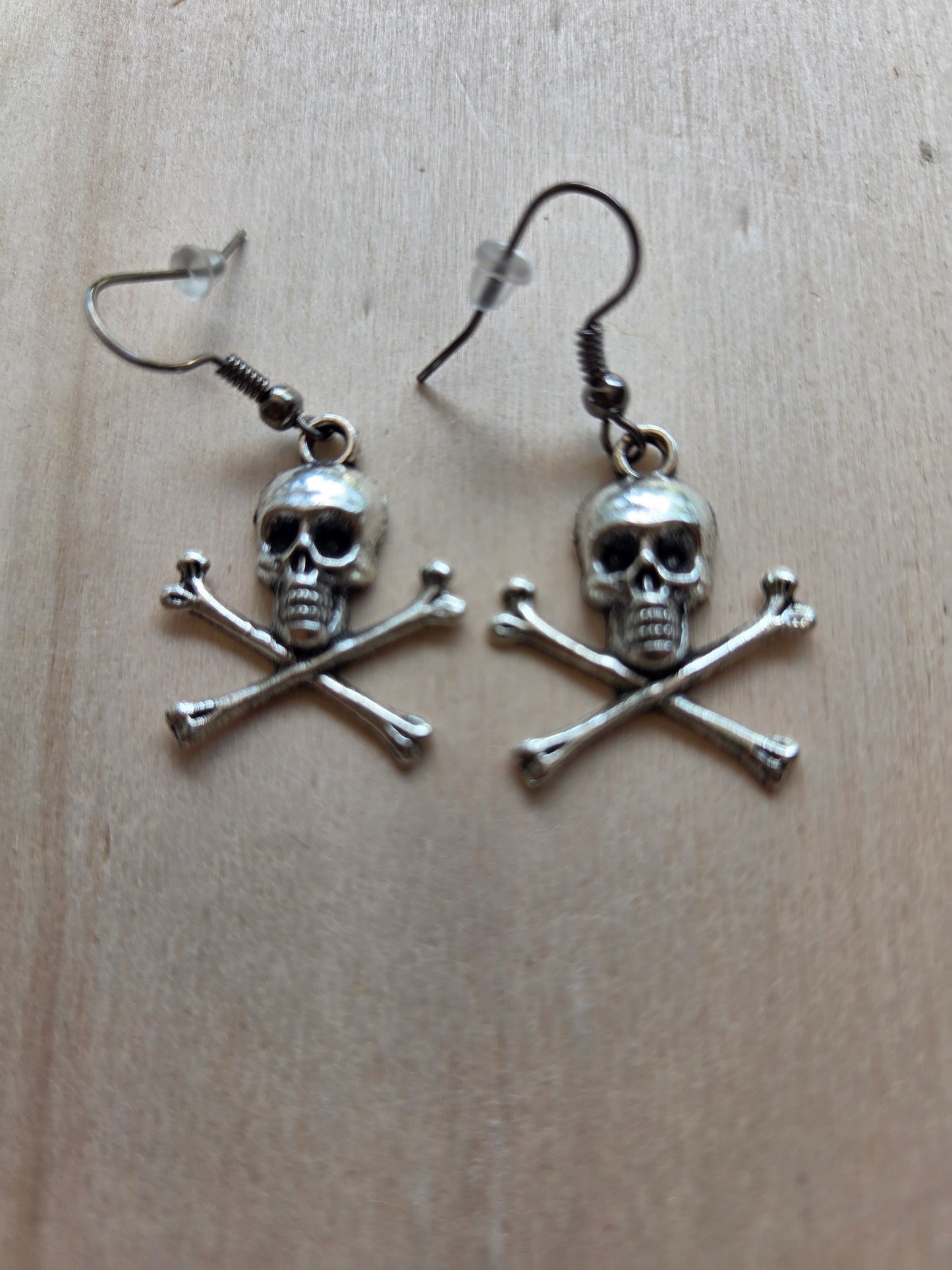 Armband schwarz mit Totenkopf und Ohrringen