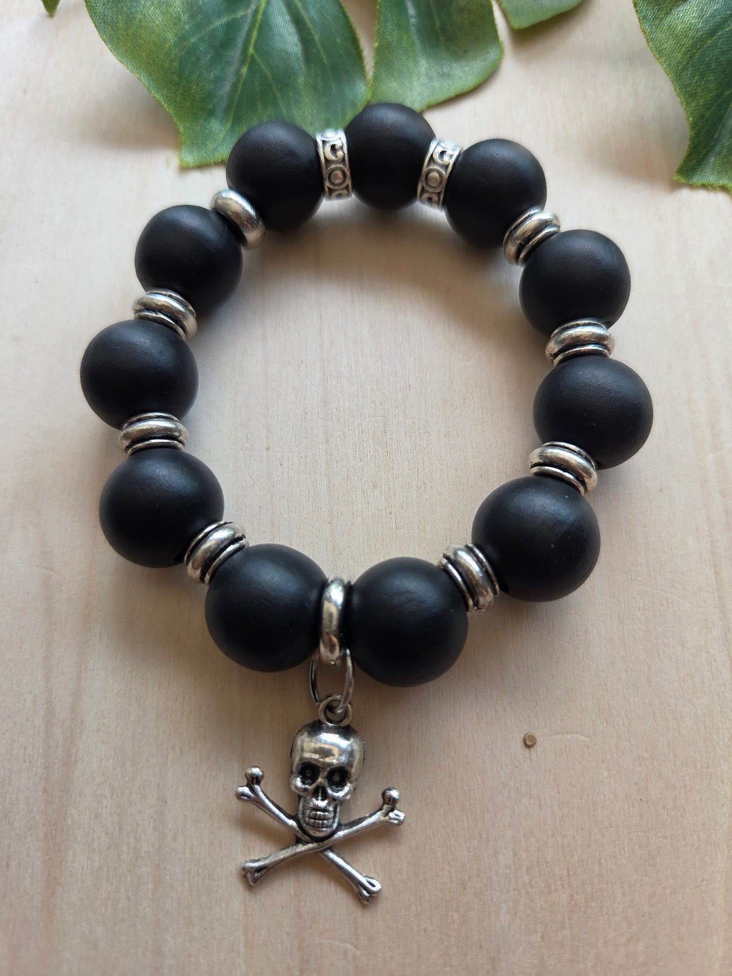 Armband schwarz mit Totenkopf und Ohrringen
