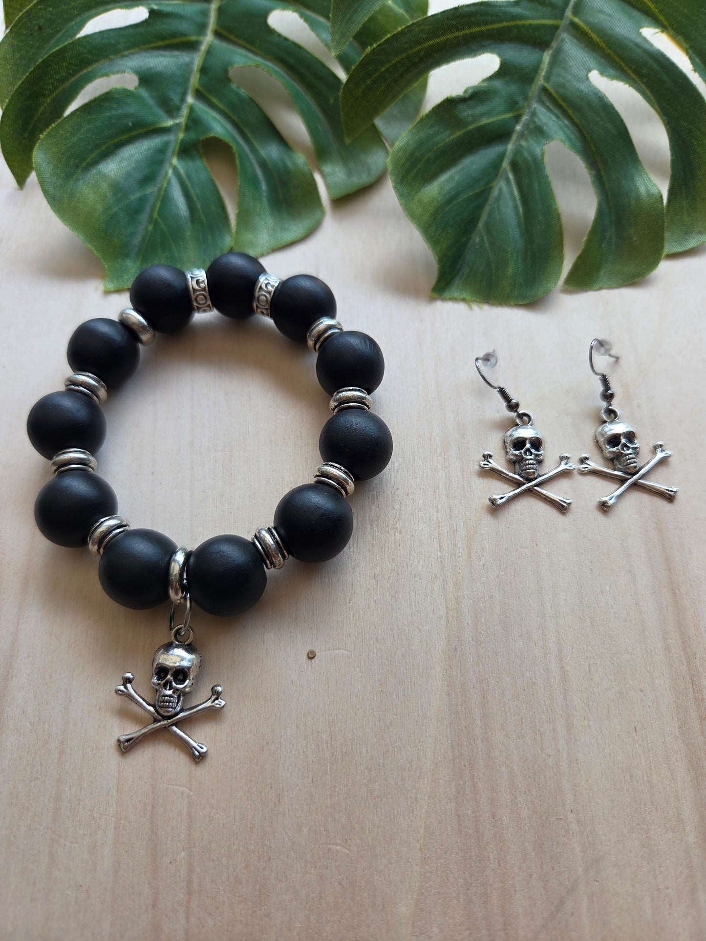 Armband schwarz mit Totenkopf und Ohrringen