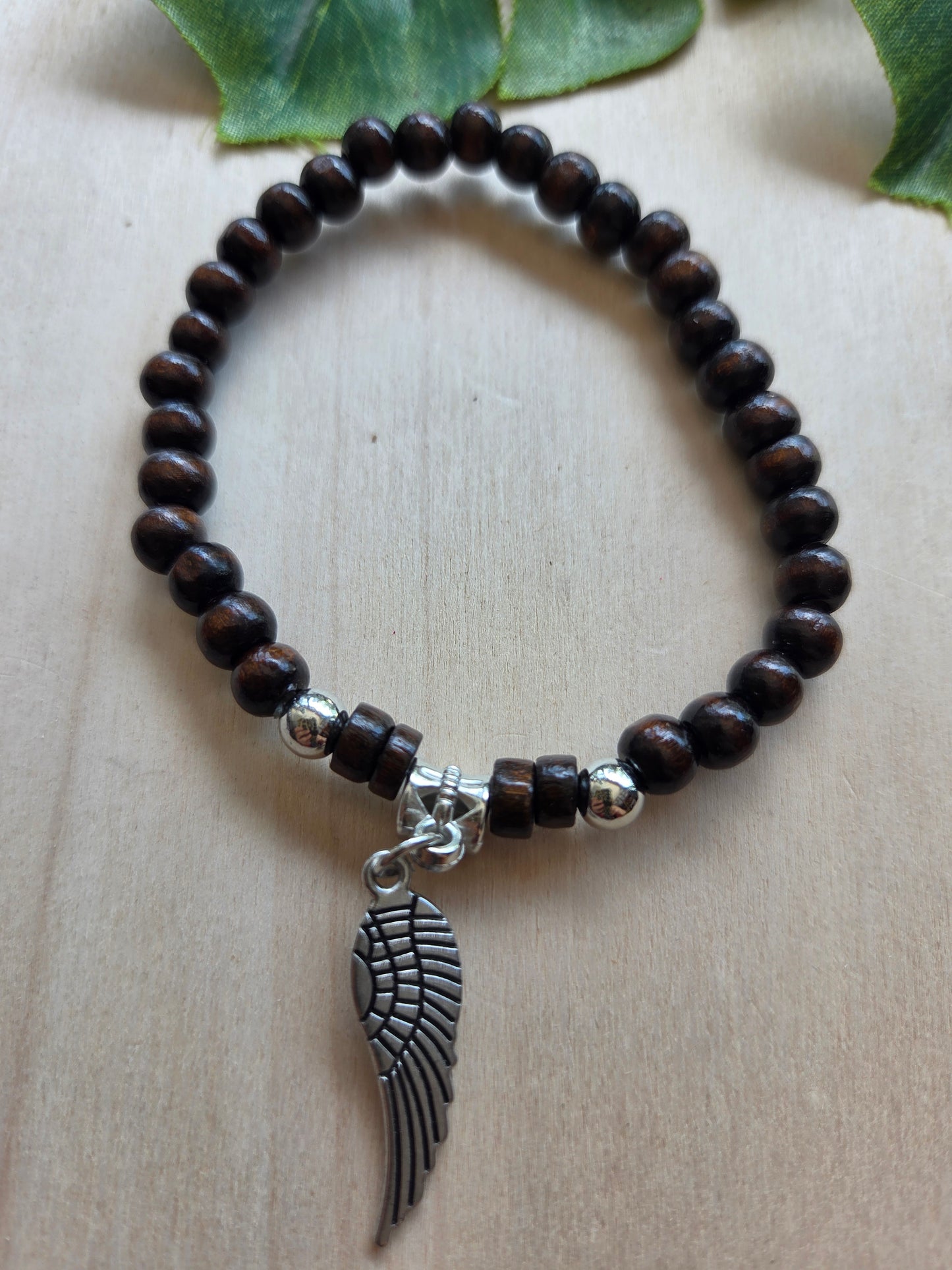 Armbänder Holz braun 4 er Set mit Anhänger