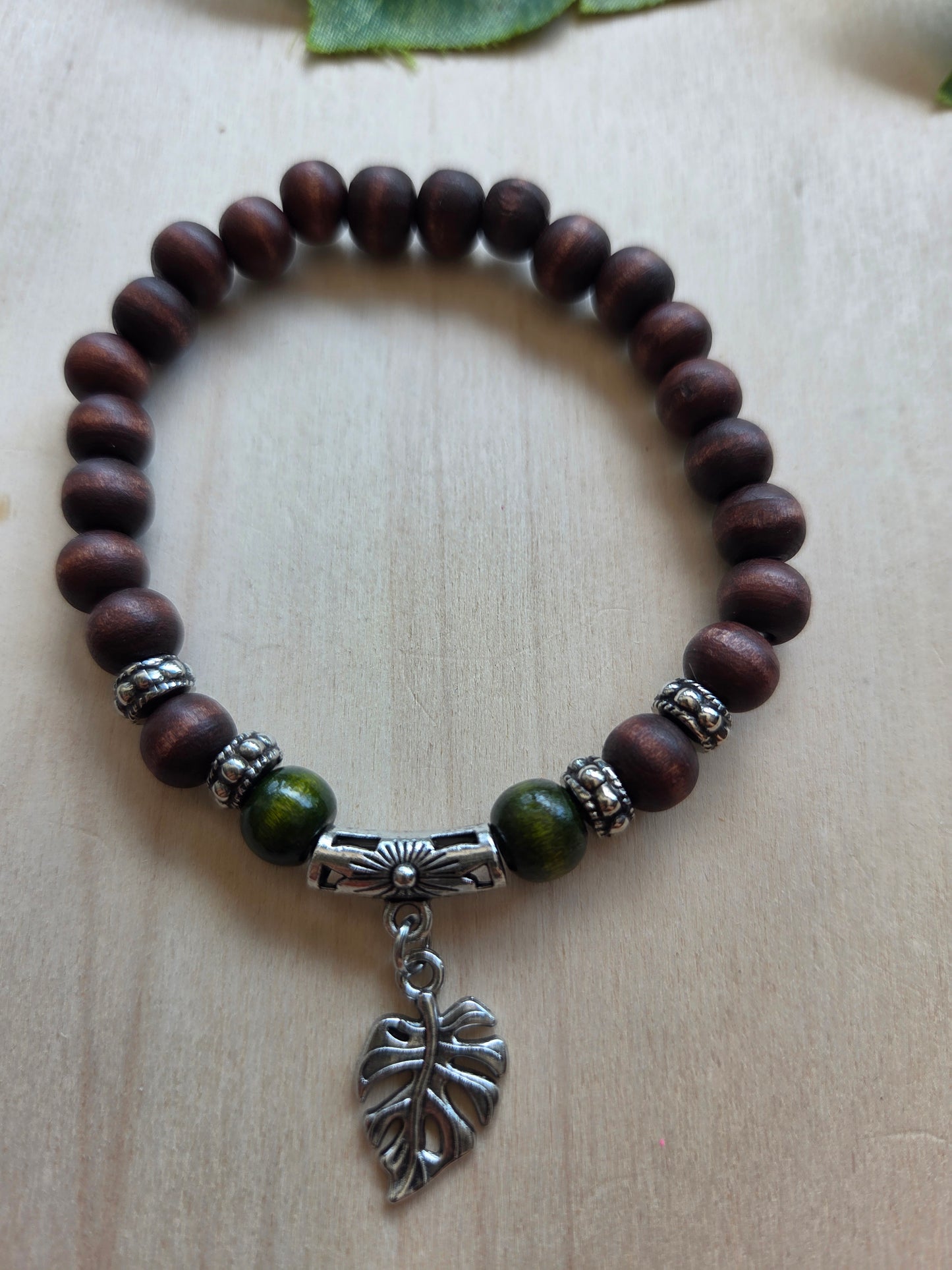 Armbänder Holz braun 4 er Set mit Anhänger
