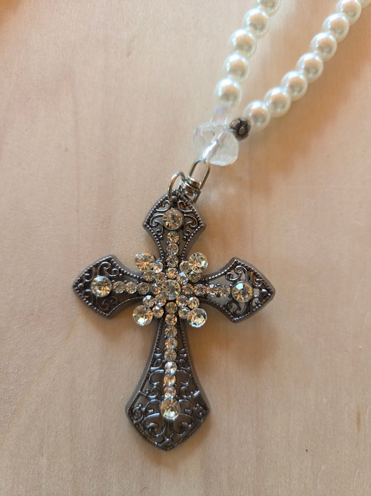 Halskette Perlen weiß mit AH Kreuz