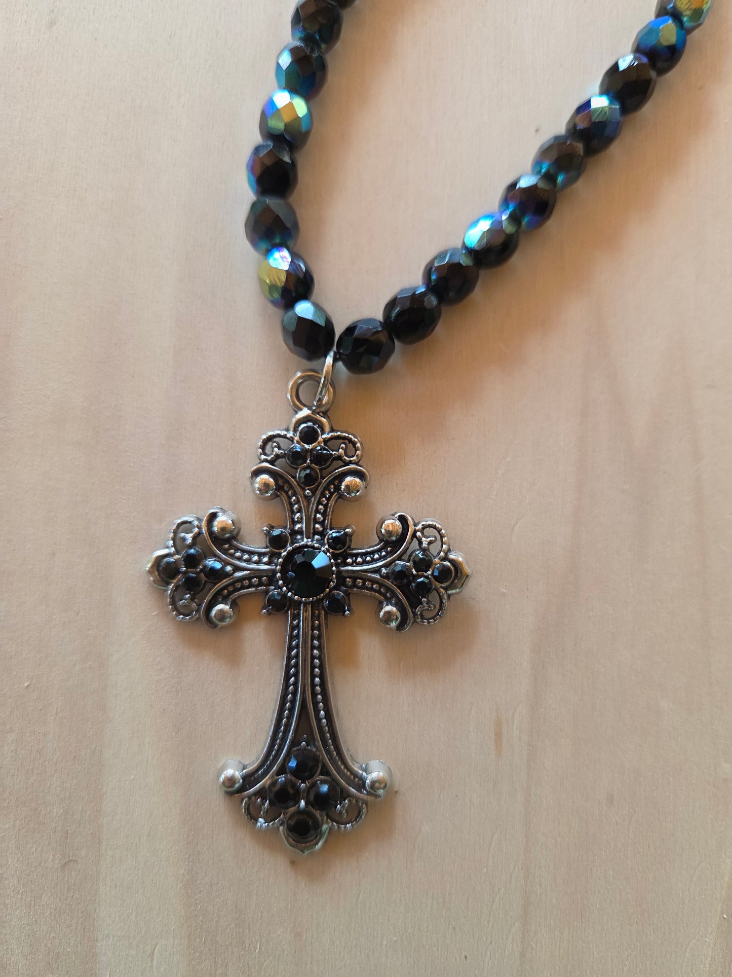 Halskette schwarz mit AH Kreuz