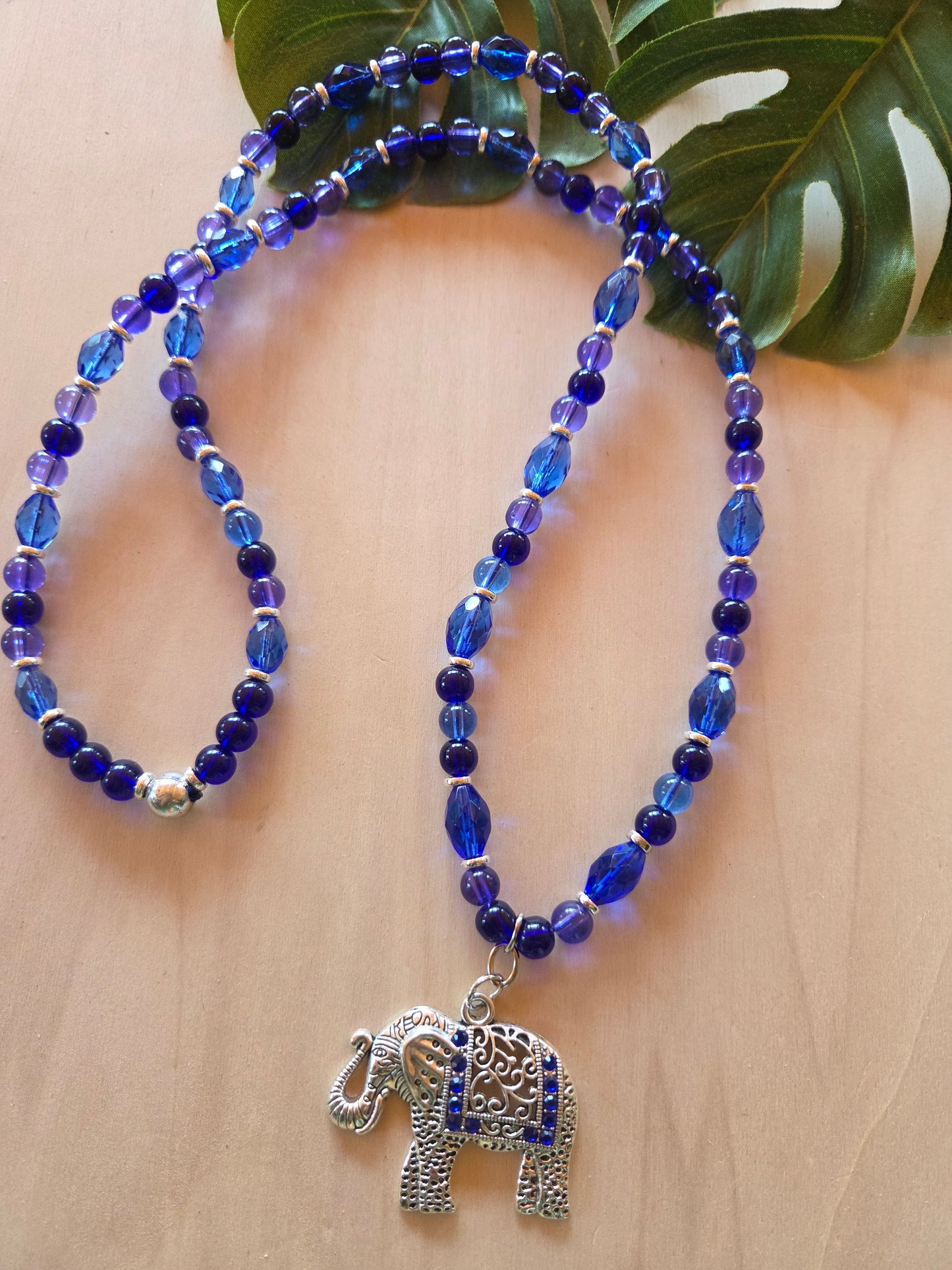 Halskette  Blau Glas mit AH Elefant
