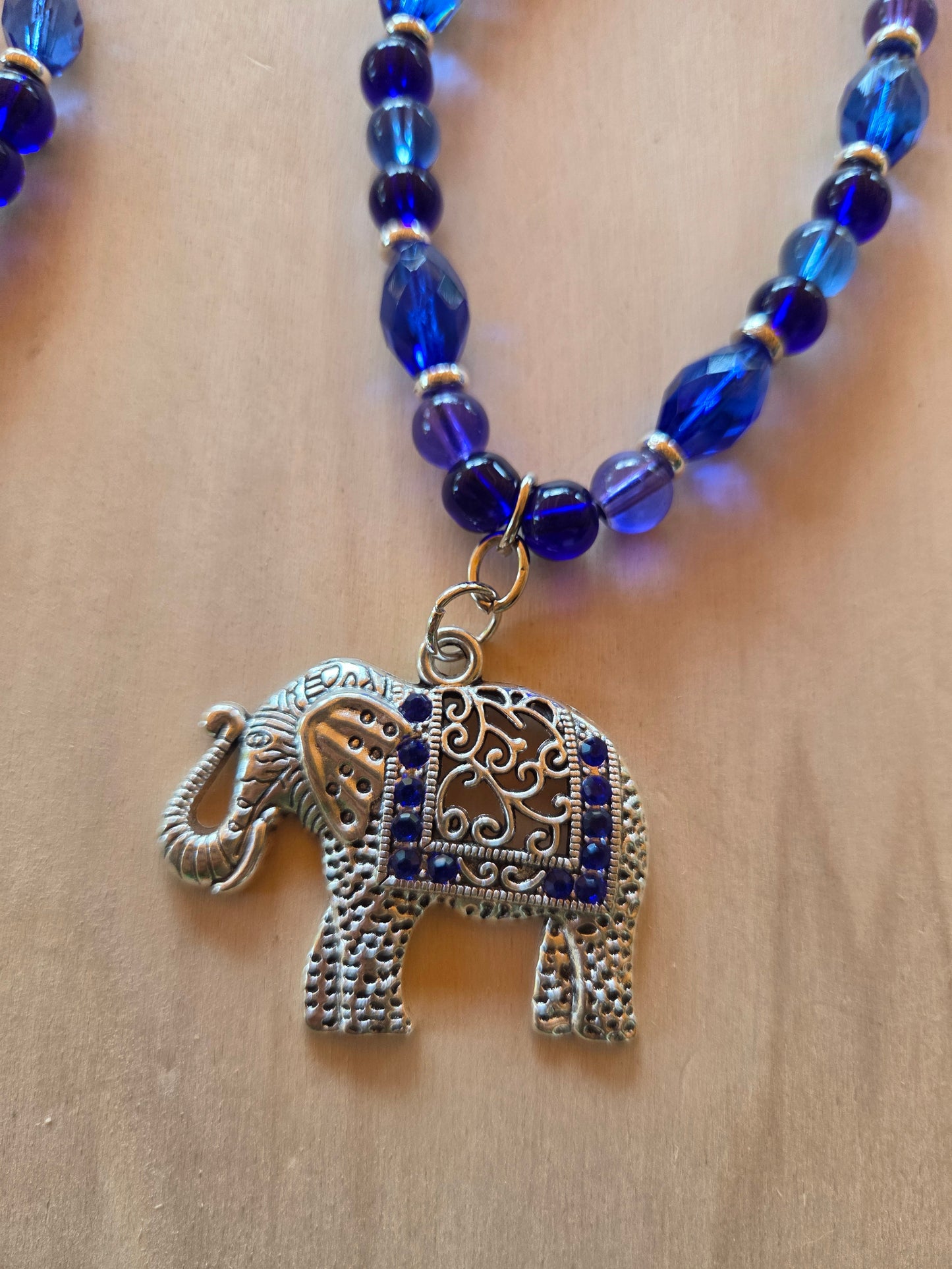 Halskette  Blau Glas mit AH Elefant