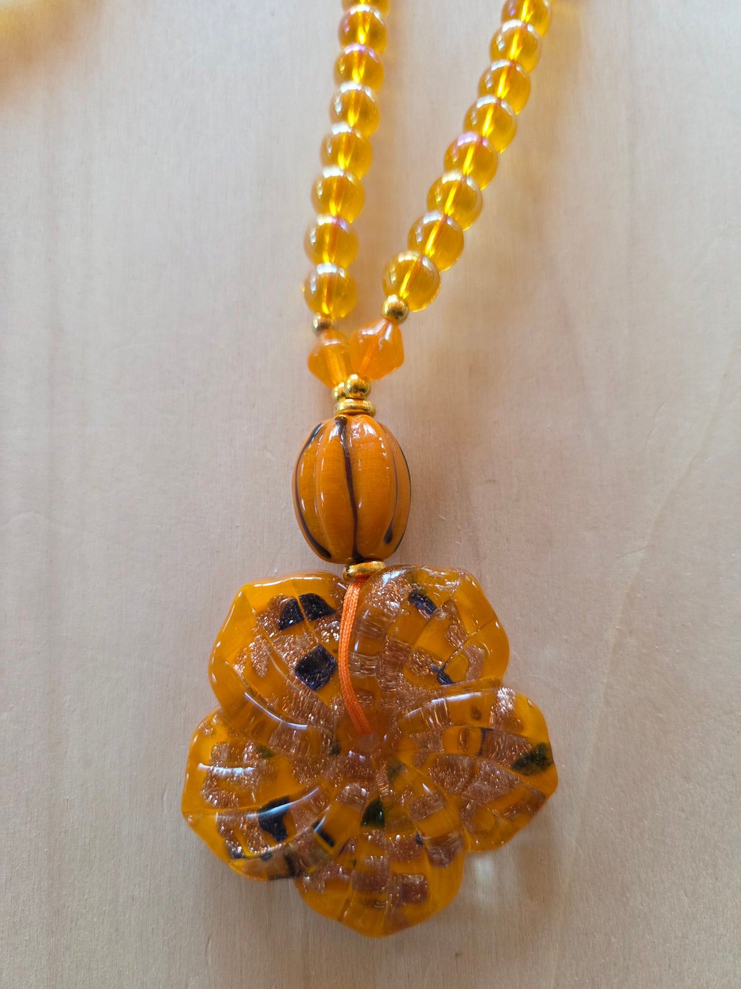 Halskette Glas Orange mit AH Glas Blüte
