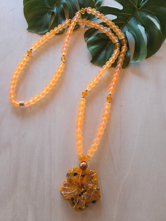 Halskette Glas Orange mit AH Blüte