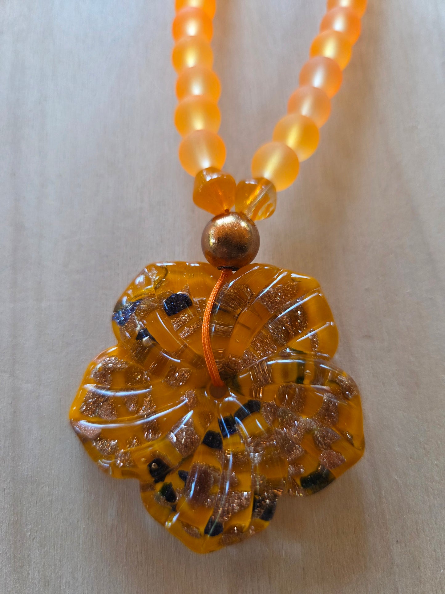 Halskette Glas Orange mit AH Blüte