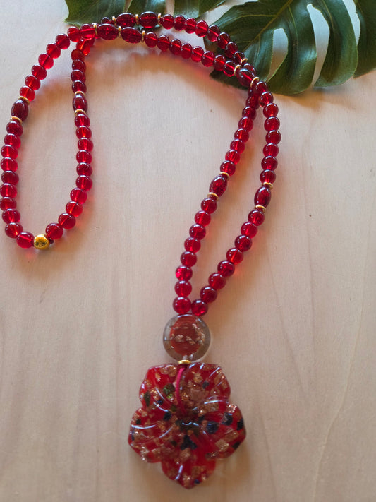 Halskette glas rot mit Blüten Anhänger